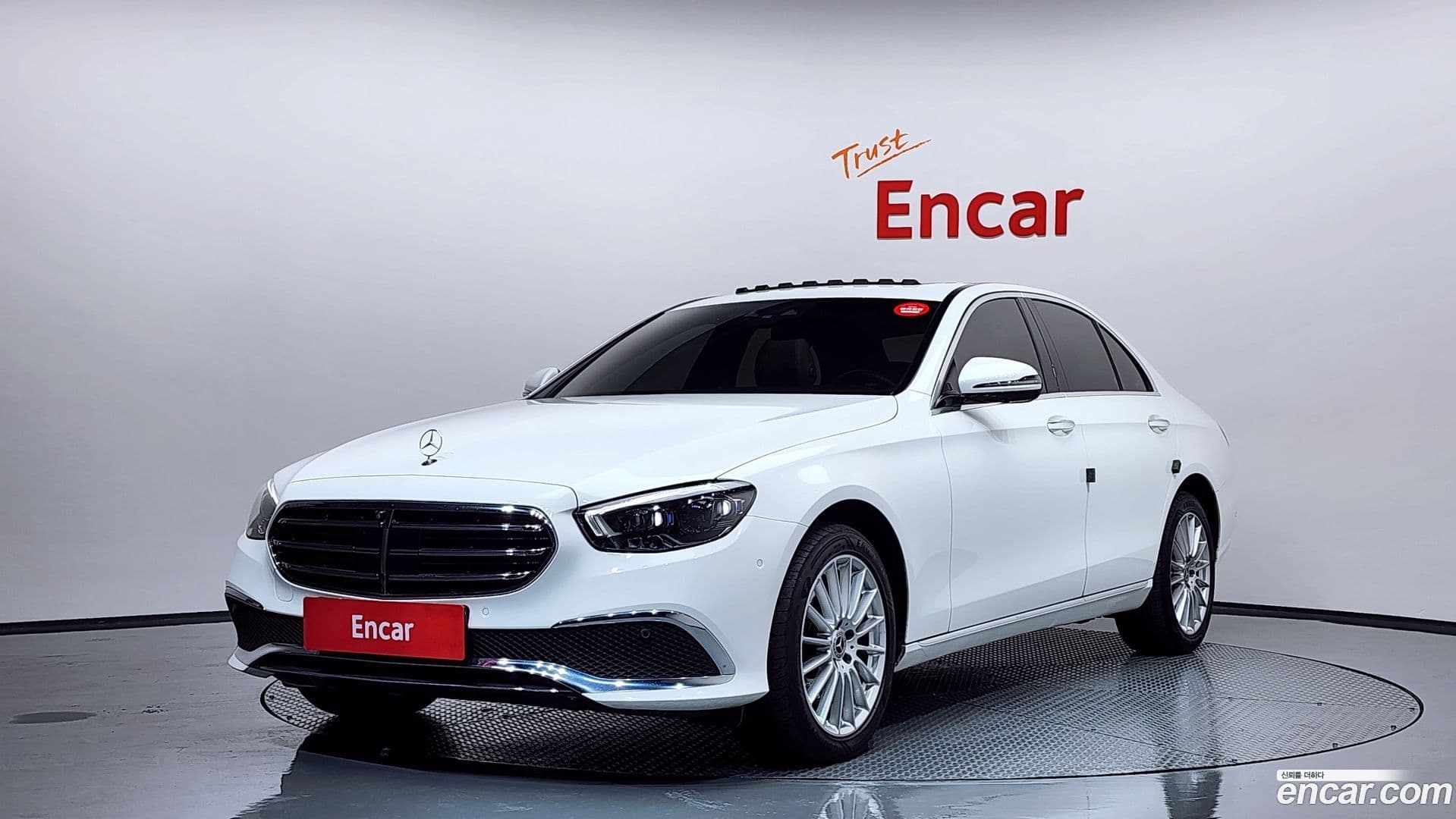 Main__Slider__Photo:E-Class Mercedes-Benz 2023.11-0