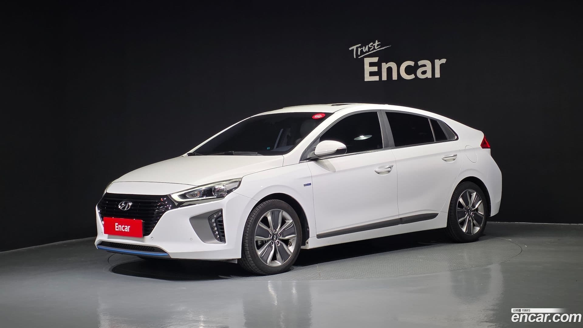 Main__Slider__Photo:Ioniq Hyundai 2016.2-0
