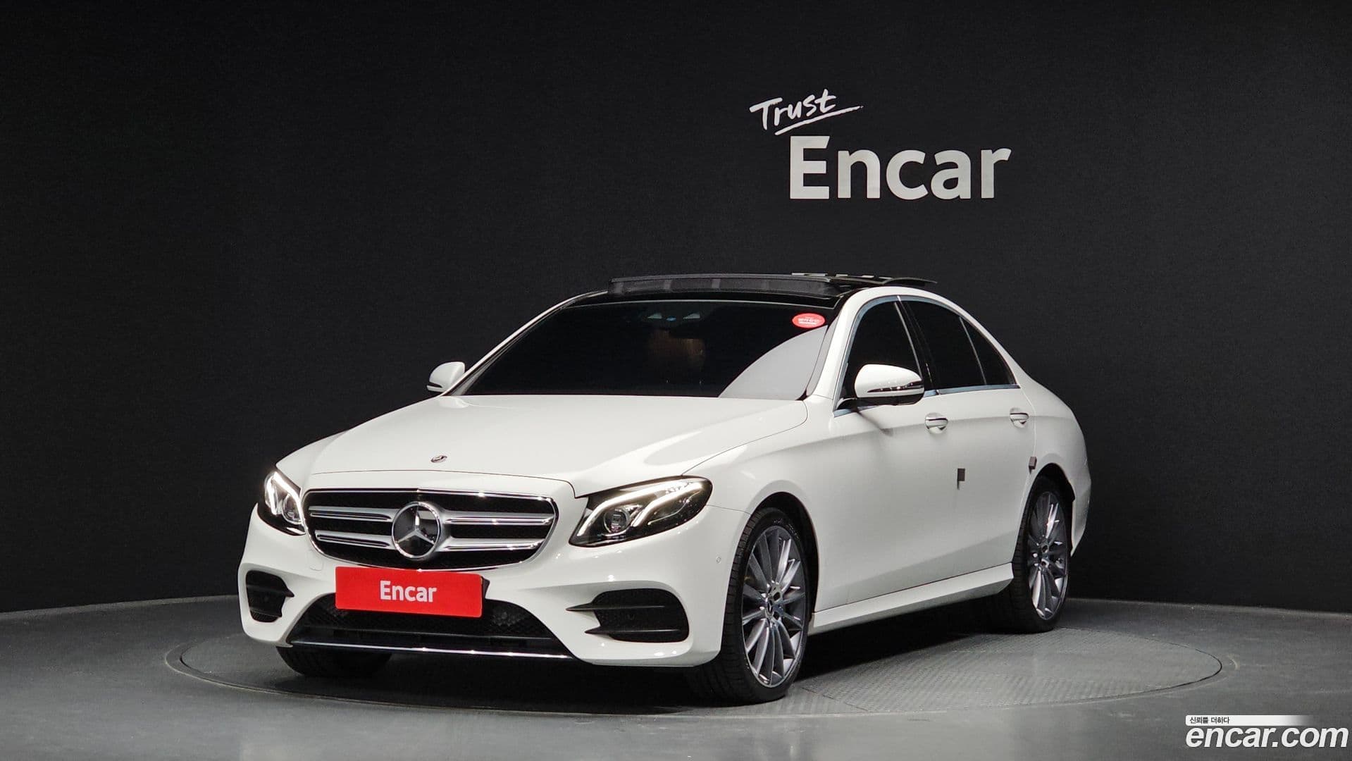 Main__Slider__Photo:E-Class Mercedes-Benz 2020.5-0