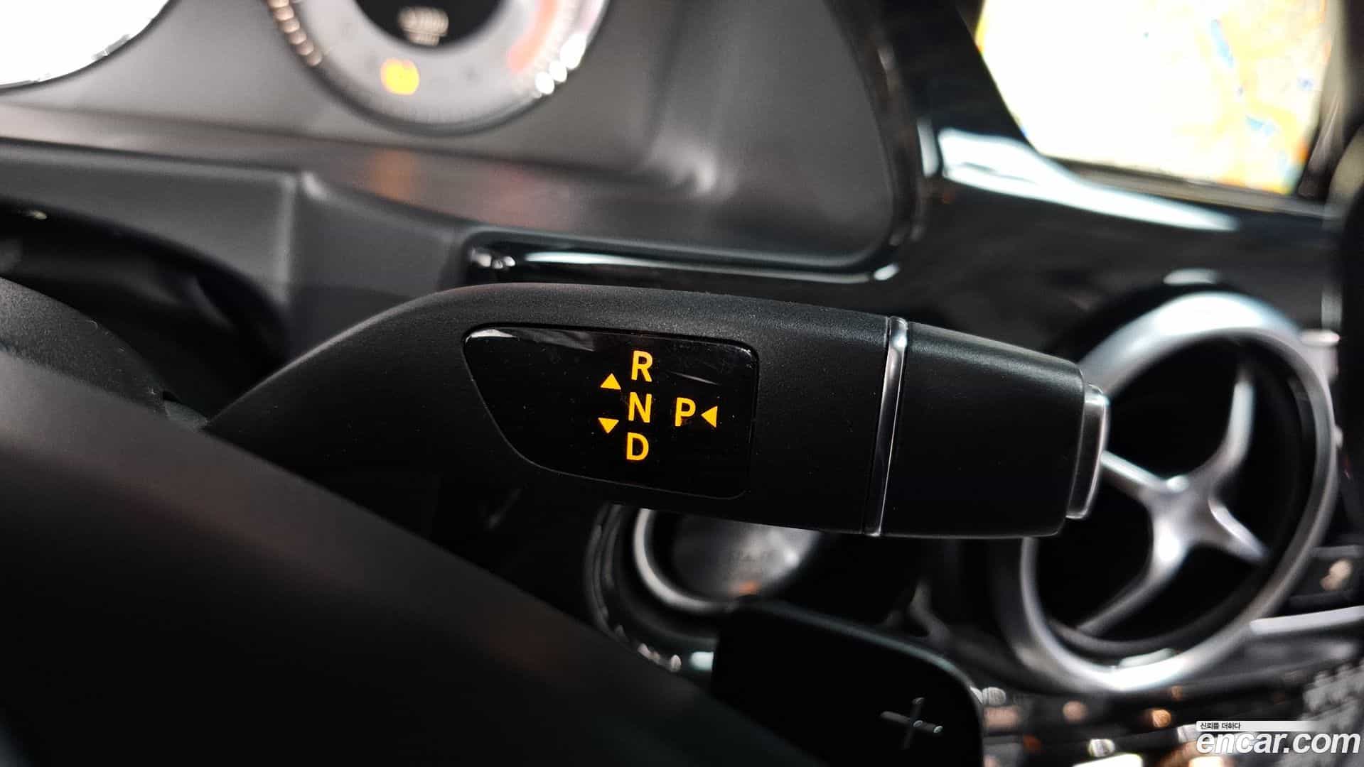 GLK-Class Mercedes-Benz 2015.1-INNER-009