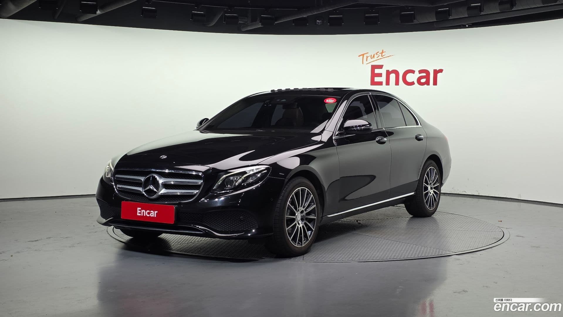 Main__Slider__Photo:E-Class Mercedes-Benz 2018.11-0