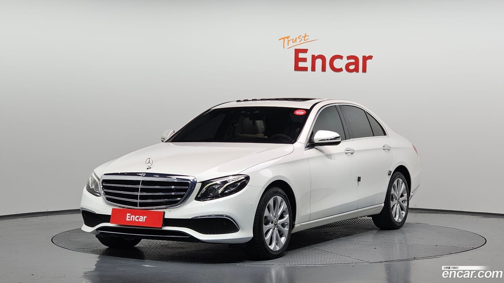 Main__Slider__Photo:E-Class Mercedes-Benz 2018.3-0