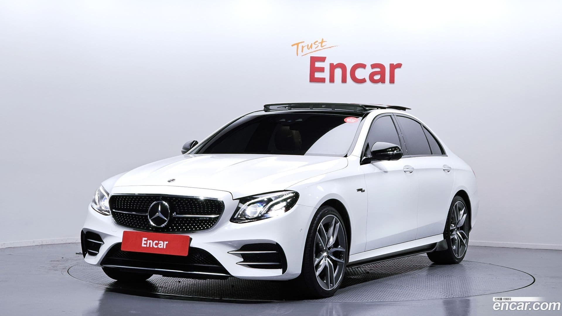 Main__Slider__Photo:E-Class Mercedes-Benz 2019.11-0