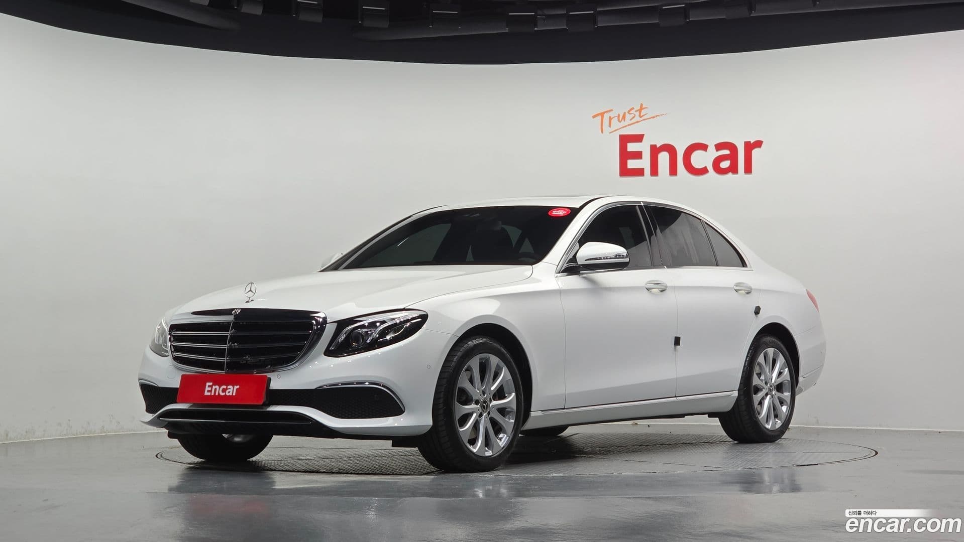 Main__Slider__Photo:E-Class Mercedes-Benz 2019.6-0