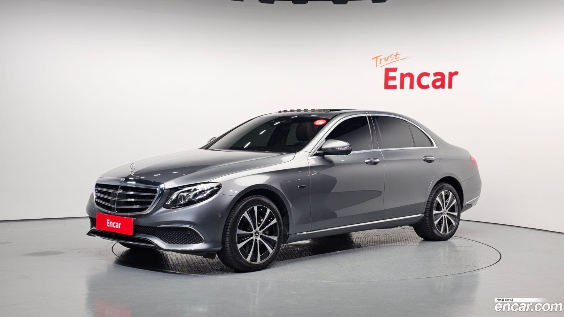 Main__Slider__Photo:E-Class Mercedes-Benz 2020.8-0