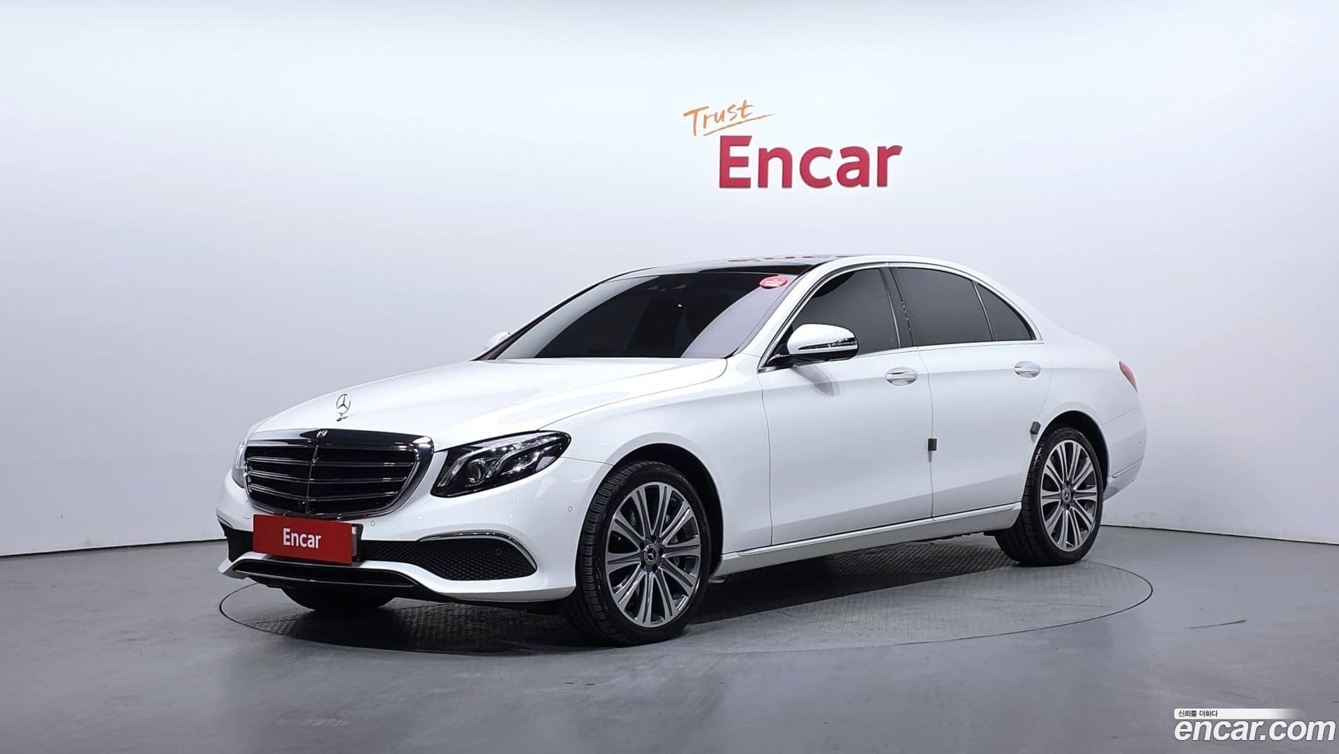 Main__Slider__Photo:E-Class Mercedes-Benz 2020.11-0