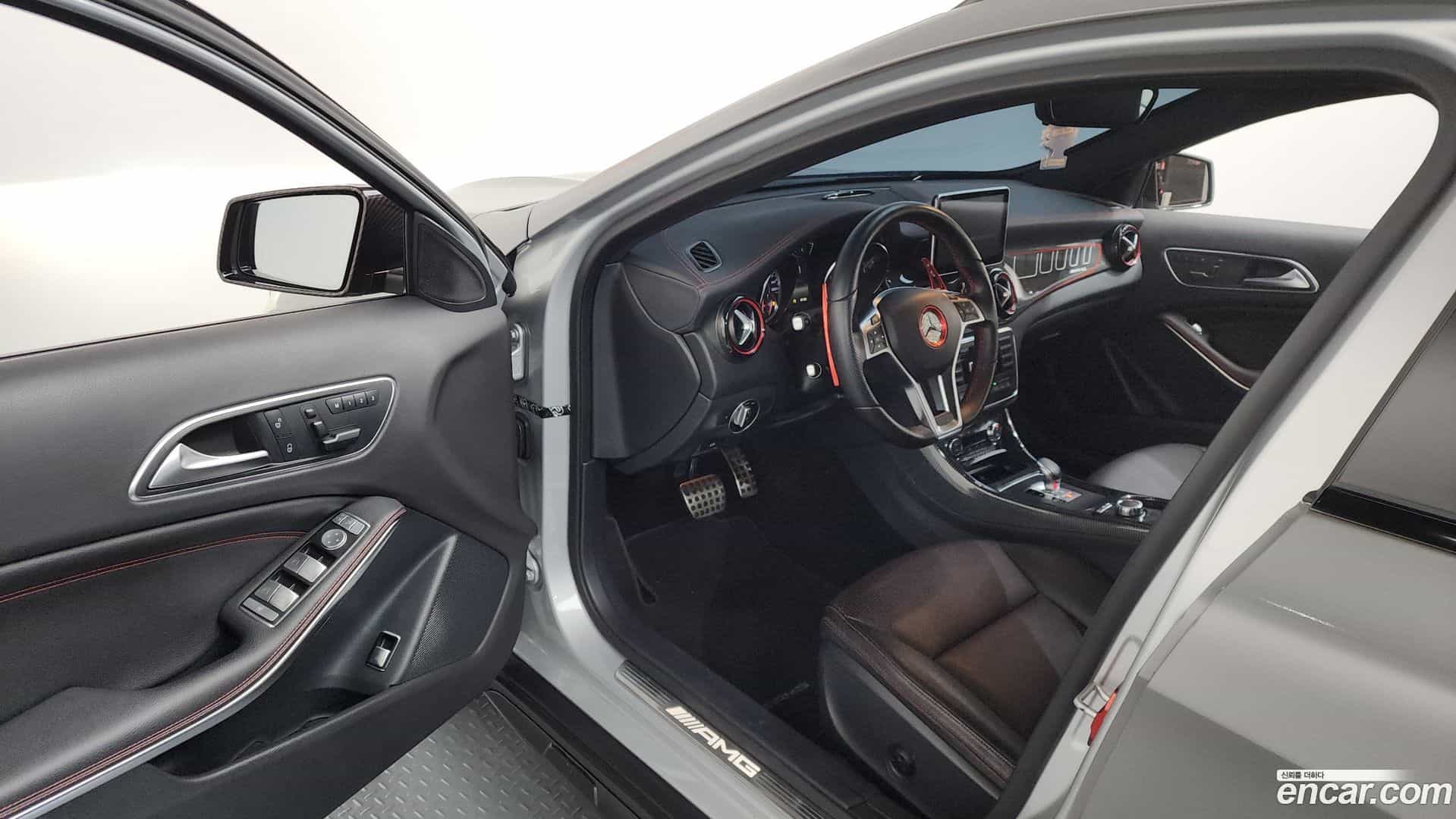 GLA-Class Mercedes-Benz 2015.11-INNER-010