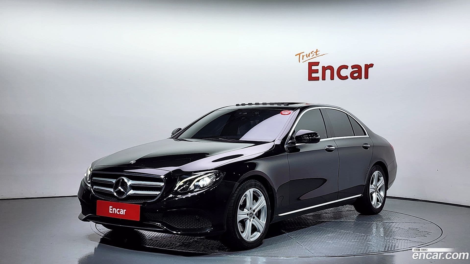Main__Slider__Photo:E-Class Mercedes-Benz 2017.10-0