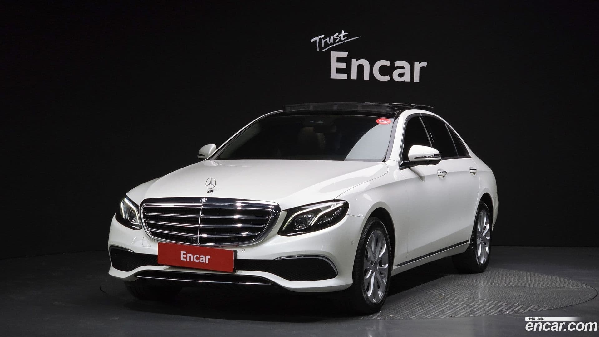 Main__Slider__Photo:E-Class Mercedes-Benz 2016.8-0