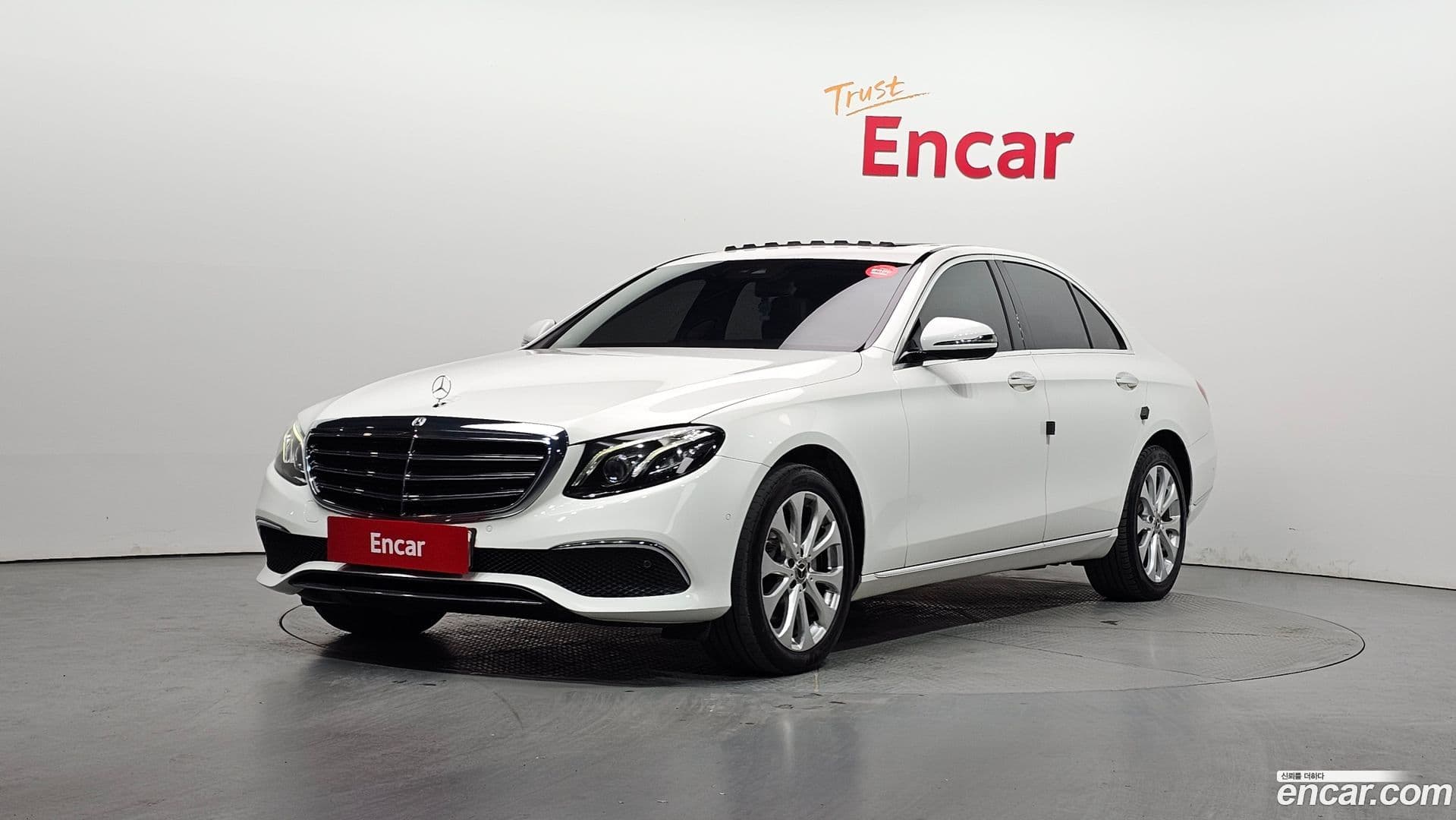 Main__Slider__Photo:E-Class Mercedes-Benz 2019.10-0
