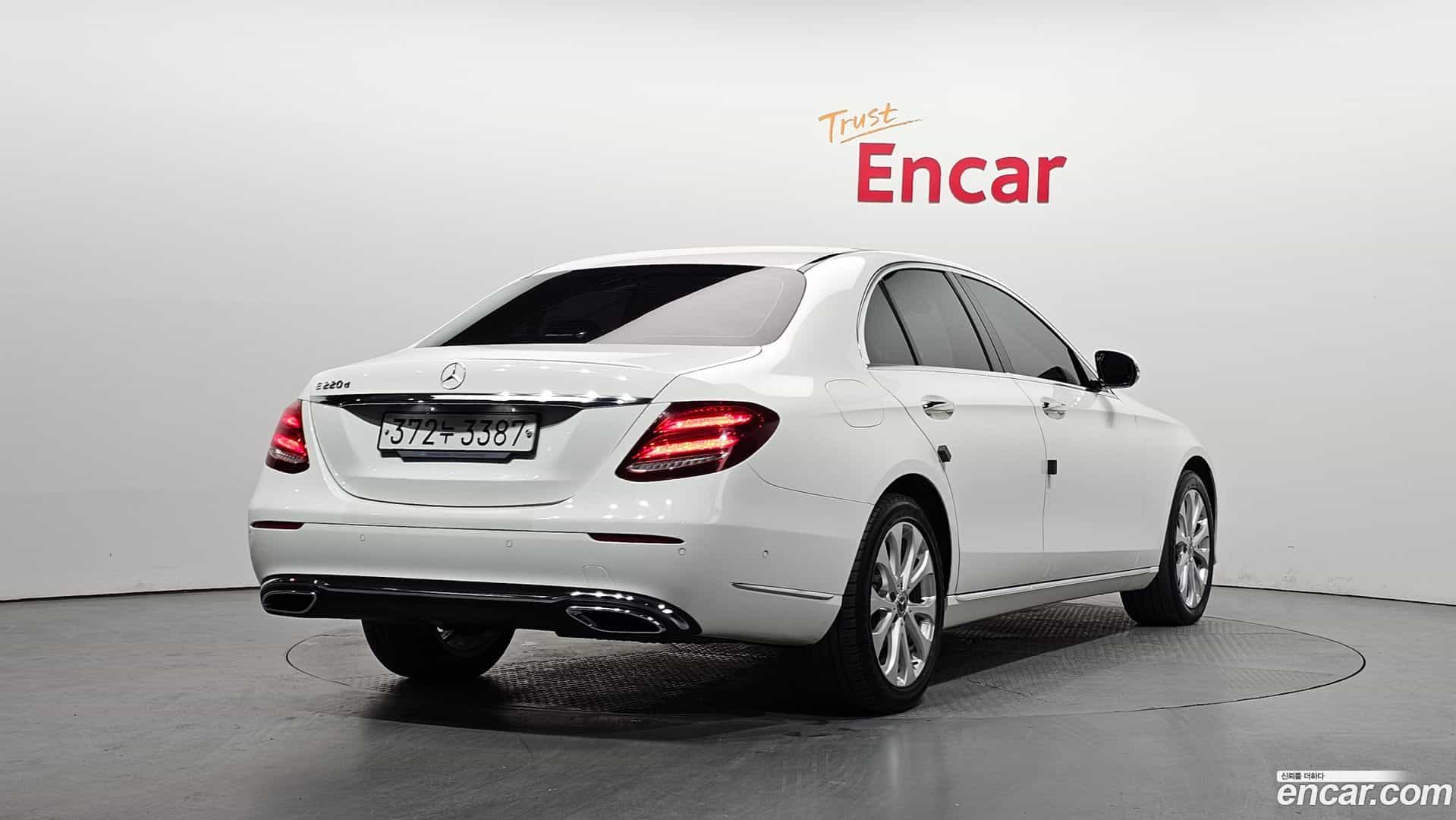 E-Class Mercedes-Benz 2019.10-OUTER-2