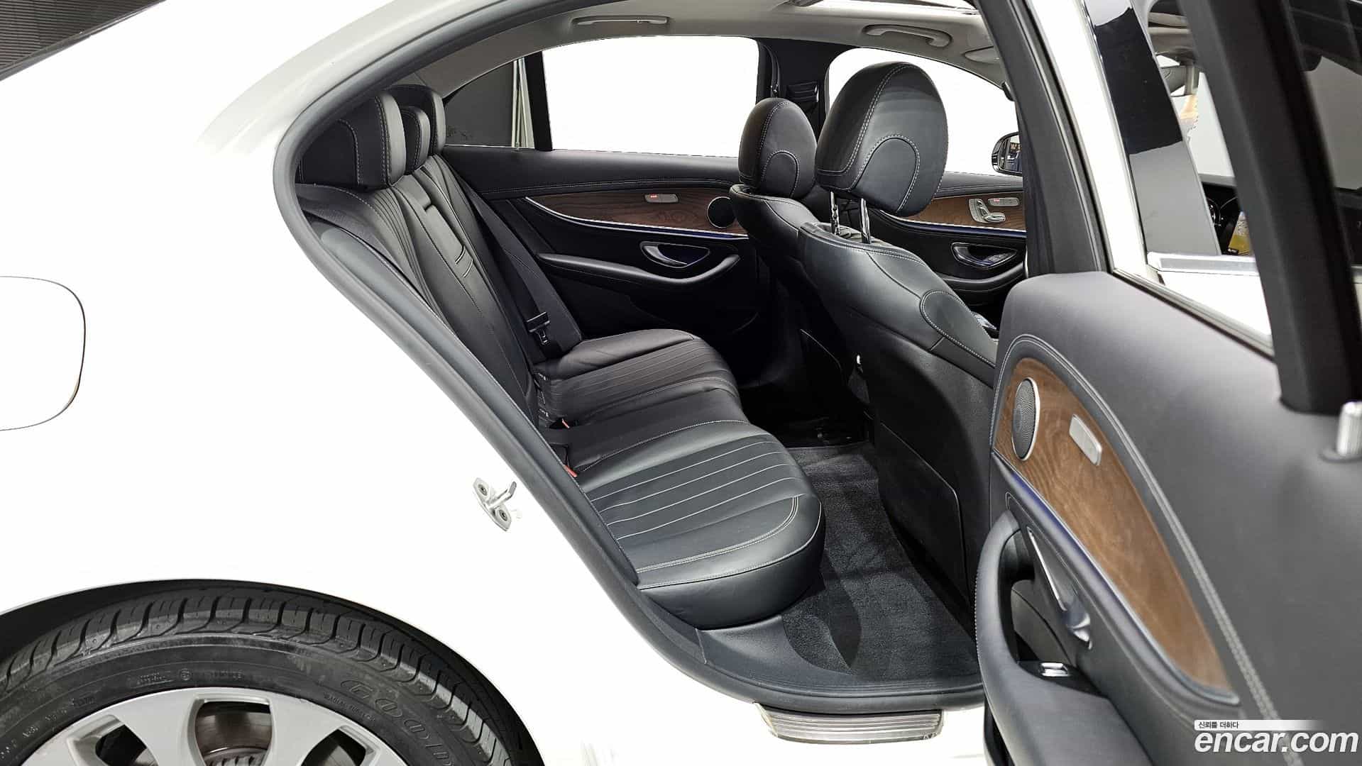 E-Class Mercedes-Benz 2019.10-OPTION-16