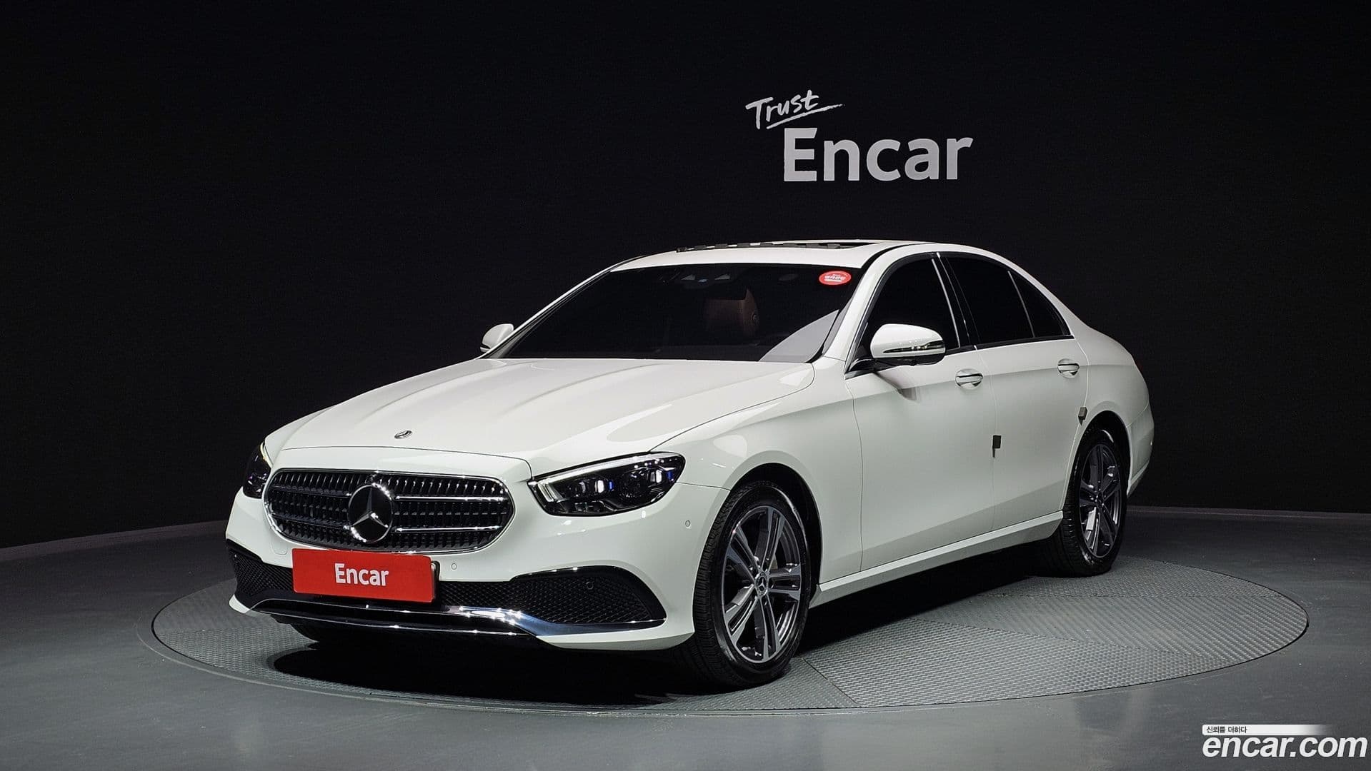 Main__Slider__Photo:E-Class Mercedes-Benz 2022.3-0