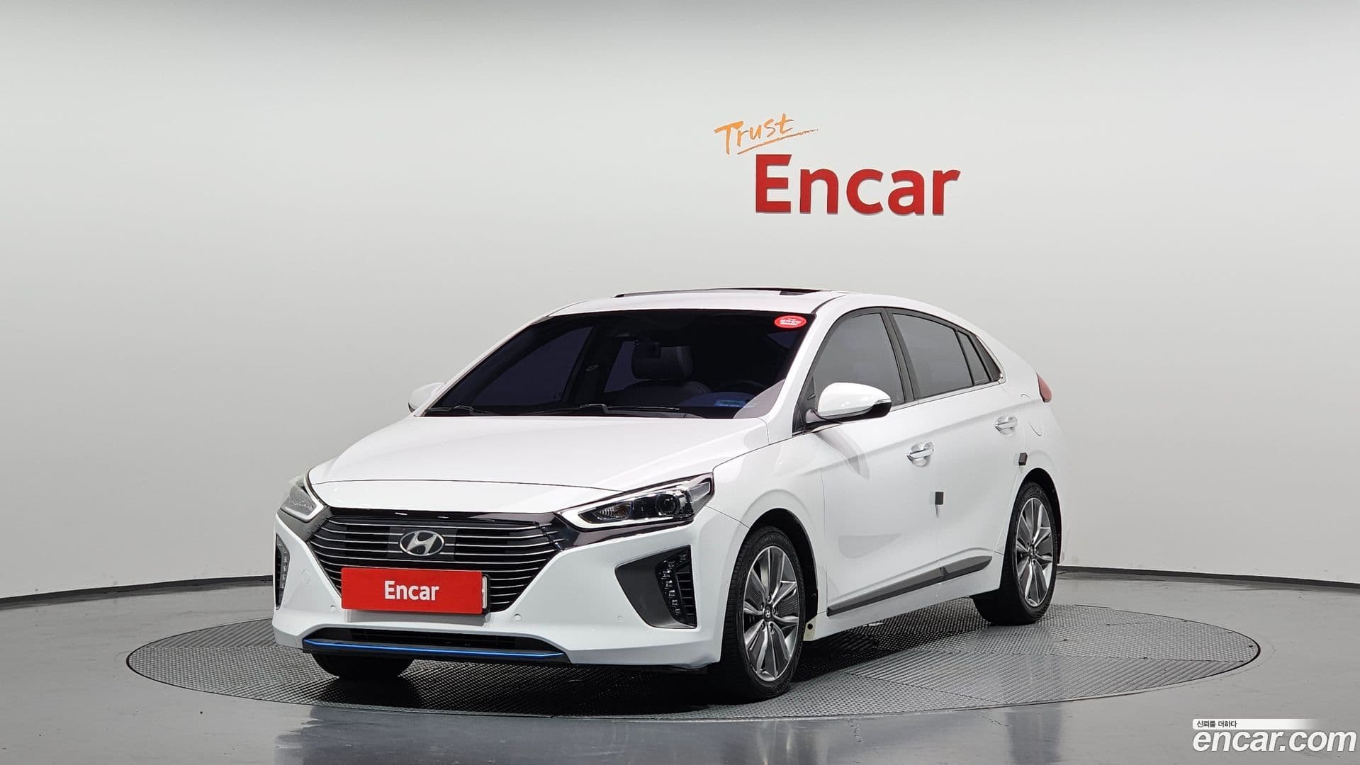 Main__Slider__Photo:Ioniq Hyundai 2016.5-0
