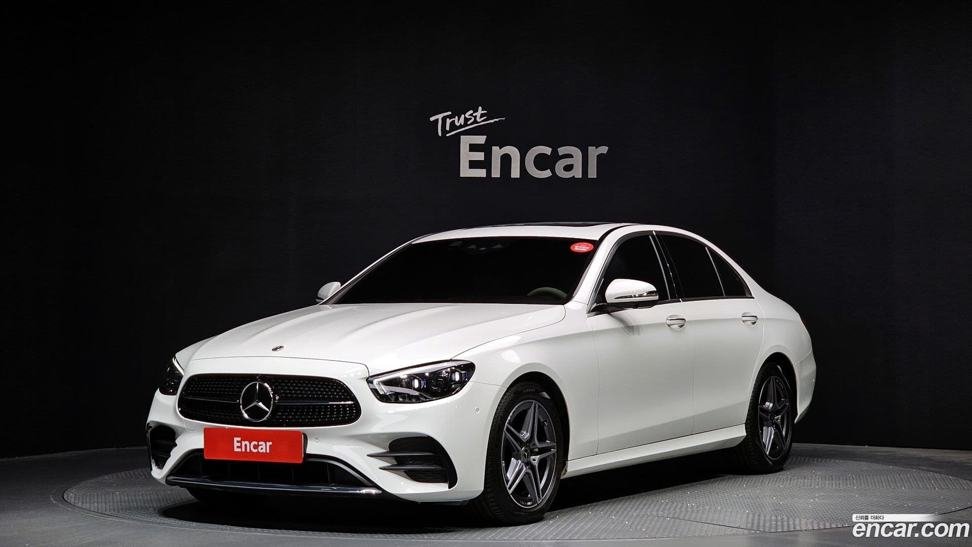 Main__Slider__Photo:E-Class Mercedes-Benz 2023.9-0