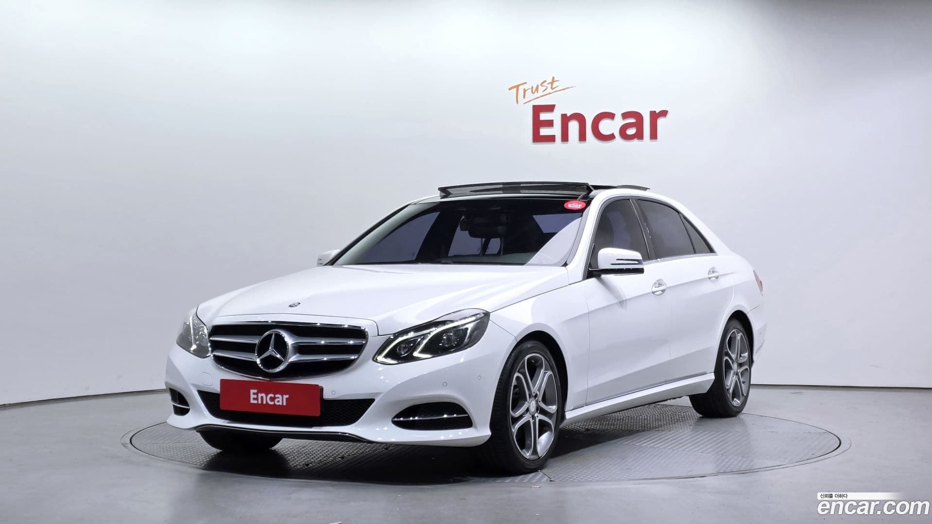 Main__Slider__Photo:E-Class Mercedes-Benz 2015.2-0