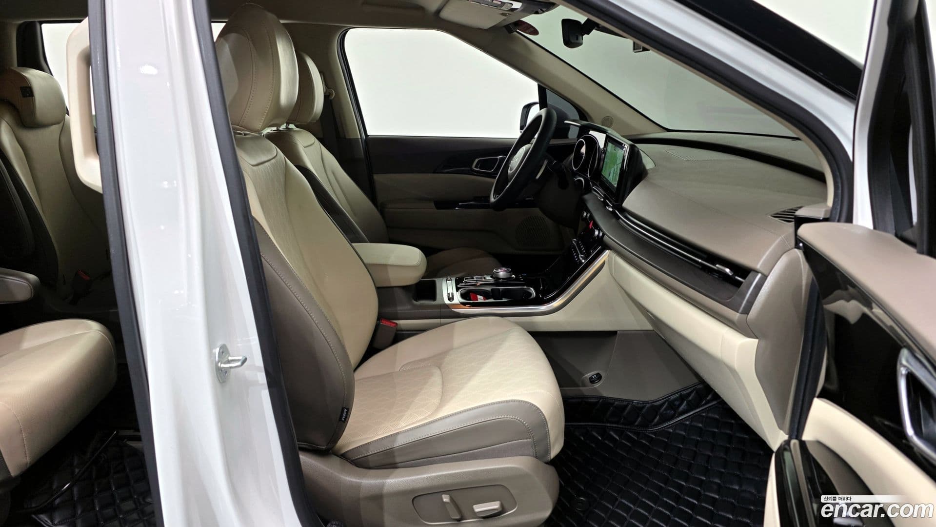 Main__Slider__Photo:Canival Kia 2023.3-10