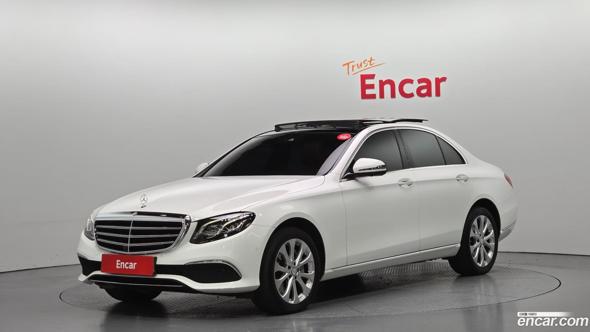 Main__Slider__Photo:E-Class Mercedes-Benz 2016.7-0