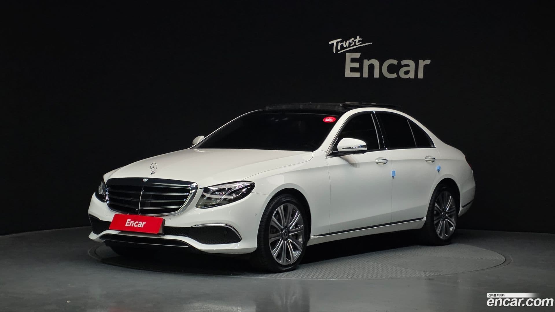Main__Slider__Photo:E-Class Mercedes-Benz 2019.6-0