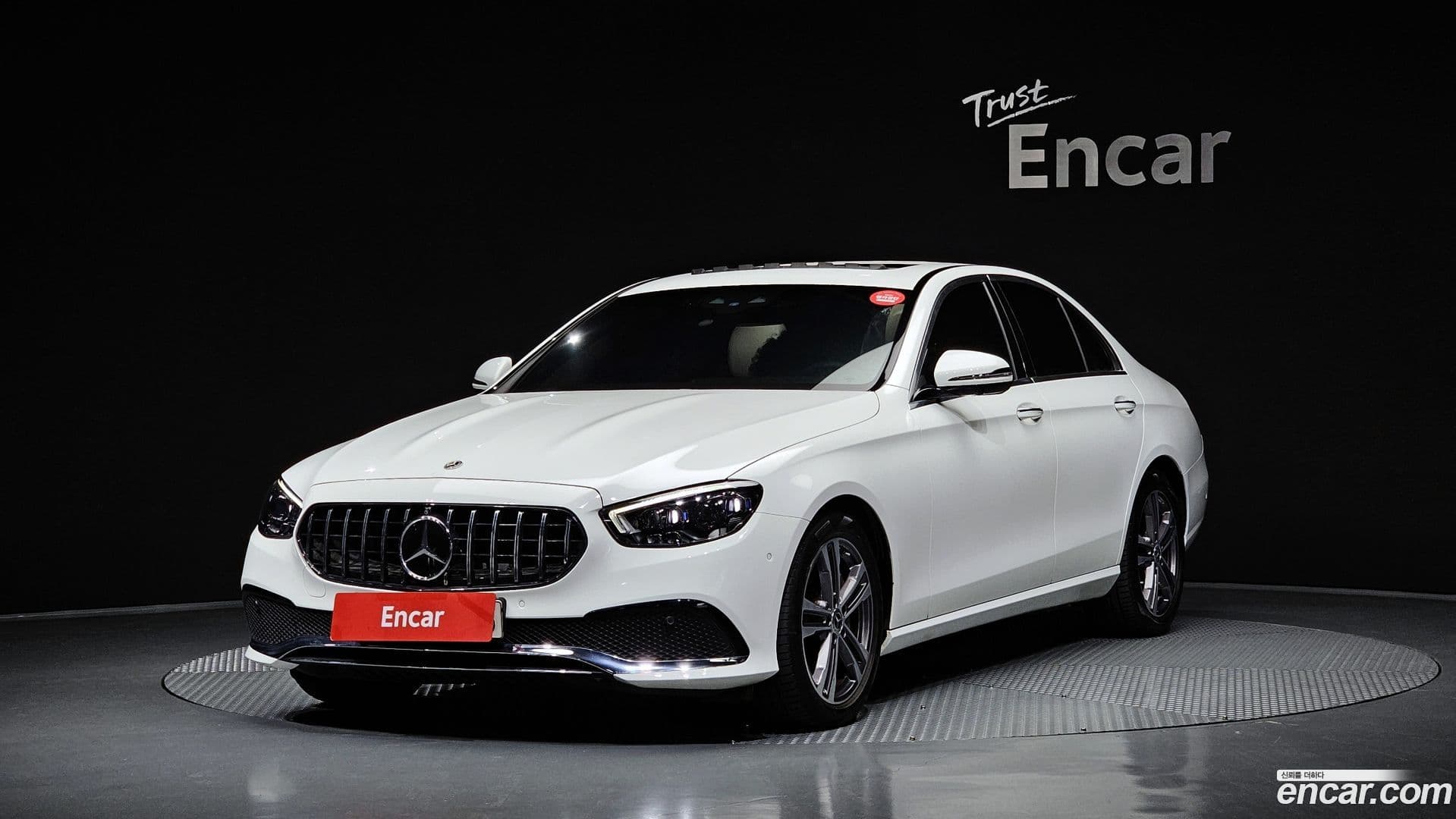 Main__Slider__Photo:E-Class Mercedes-Benz 2022.4-0