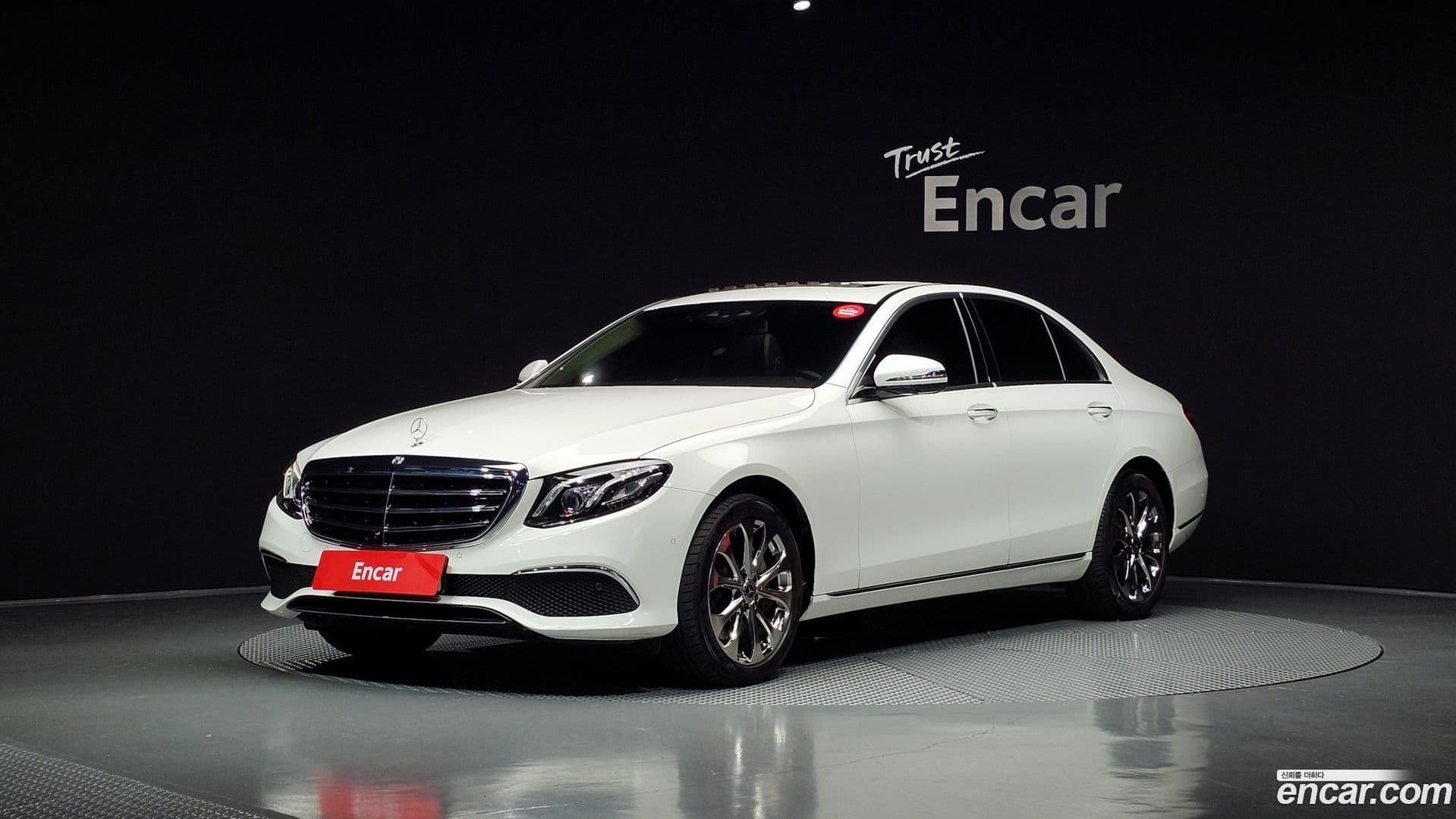 Main__Slider__Photo:E-Class Mercedes-Benz 2018.8-0
