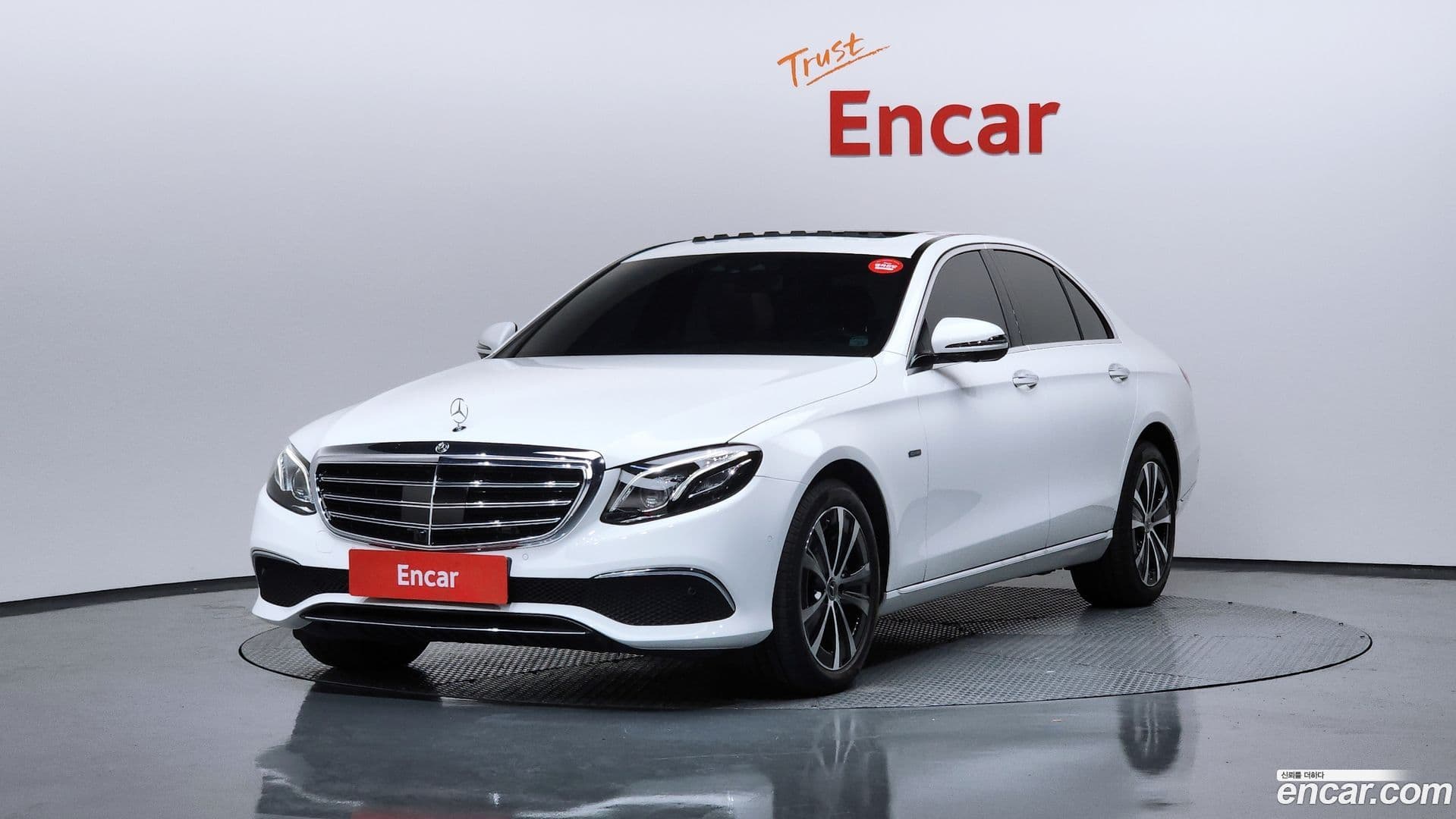 Main__Slider__Photo:E-Class Mercedes-Benz 2020.7-0