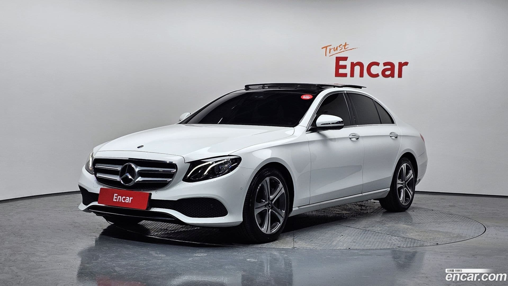 Main__Slider__Photo:E-Class Mercedes-Benz 2019.6-0