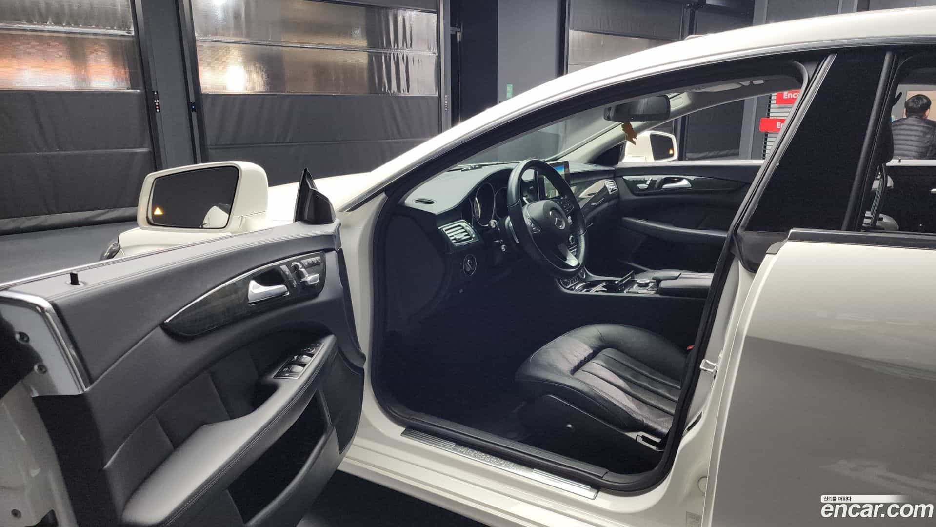 CLS-Class Mercedes-Benz 2016.1-INNER-010