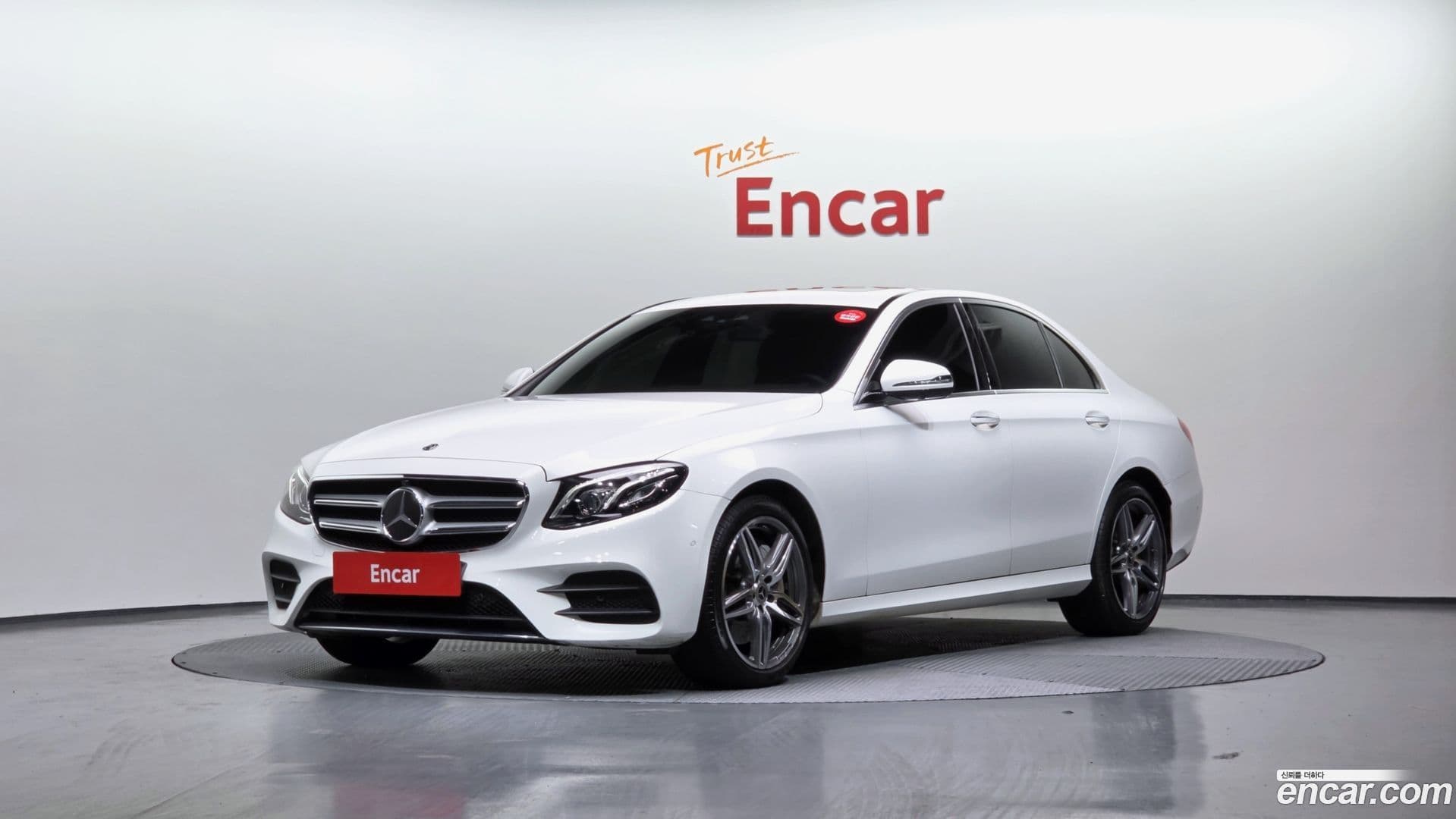 Main__Slider__Photo:E-Class Mercedes-Benz 2020.5-0