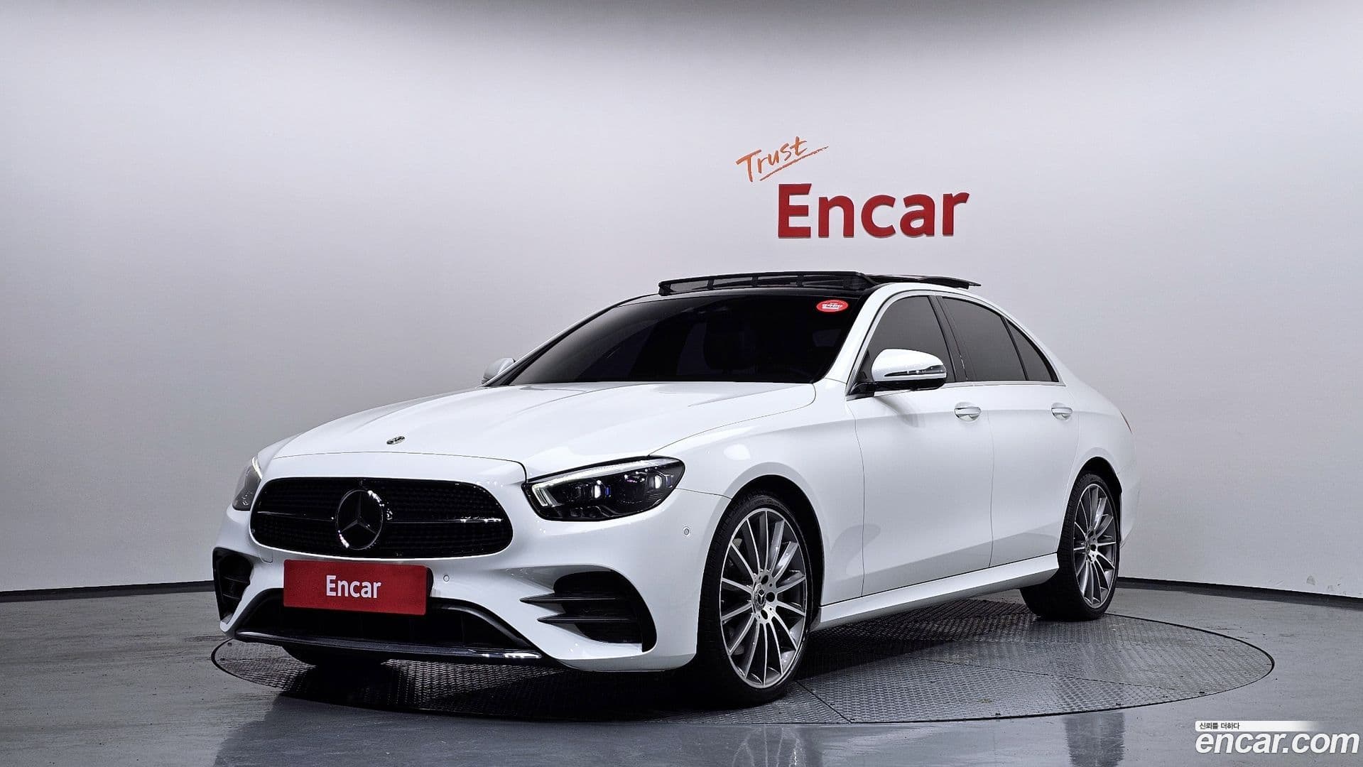 Main__Slider__Photo:E-Class Mercedes-Benz 2022.2-0
