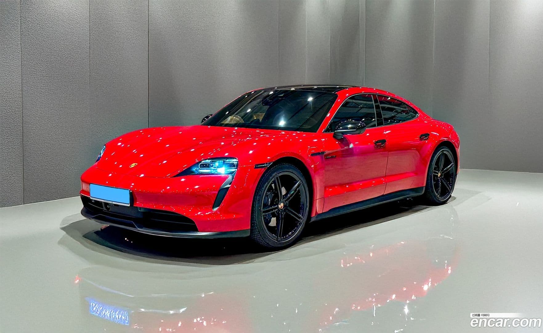 Main__Slider__Photo:Taycan Porsche 2022.6-0