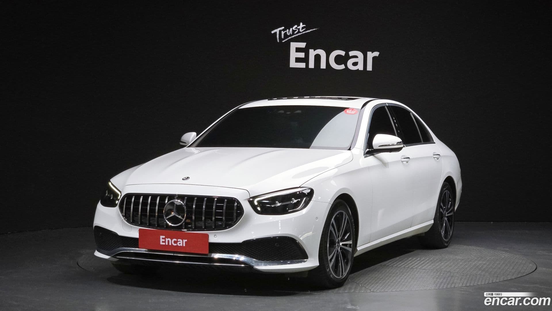 Main__Slider__Photo:E-Class Mercedes-Benz 2022.0-0