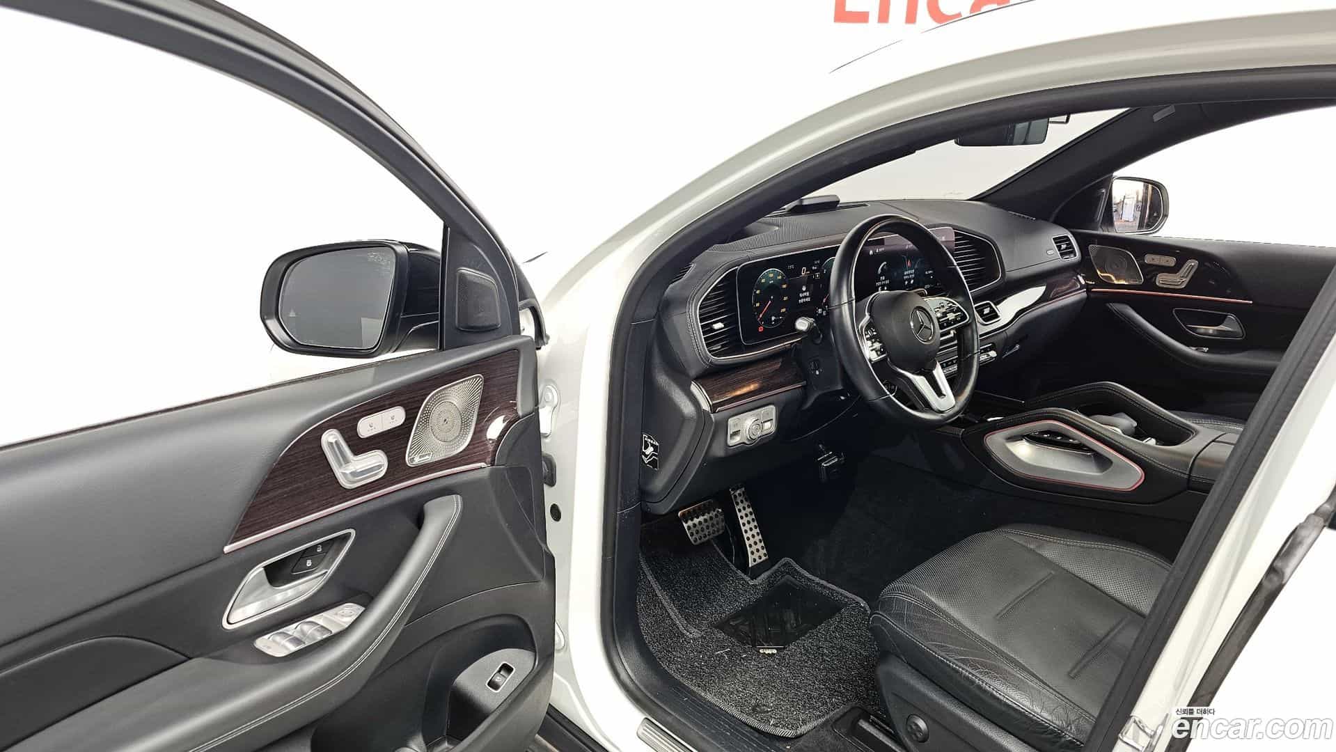 GLE-Class Mercedes-Benz 2022.10-INNER-010