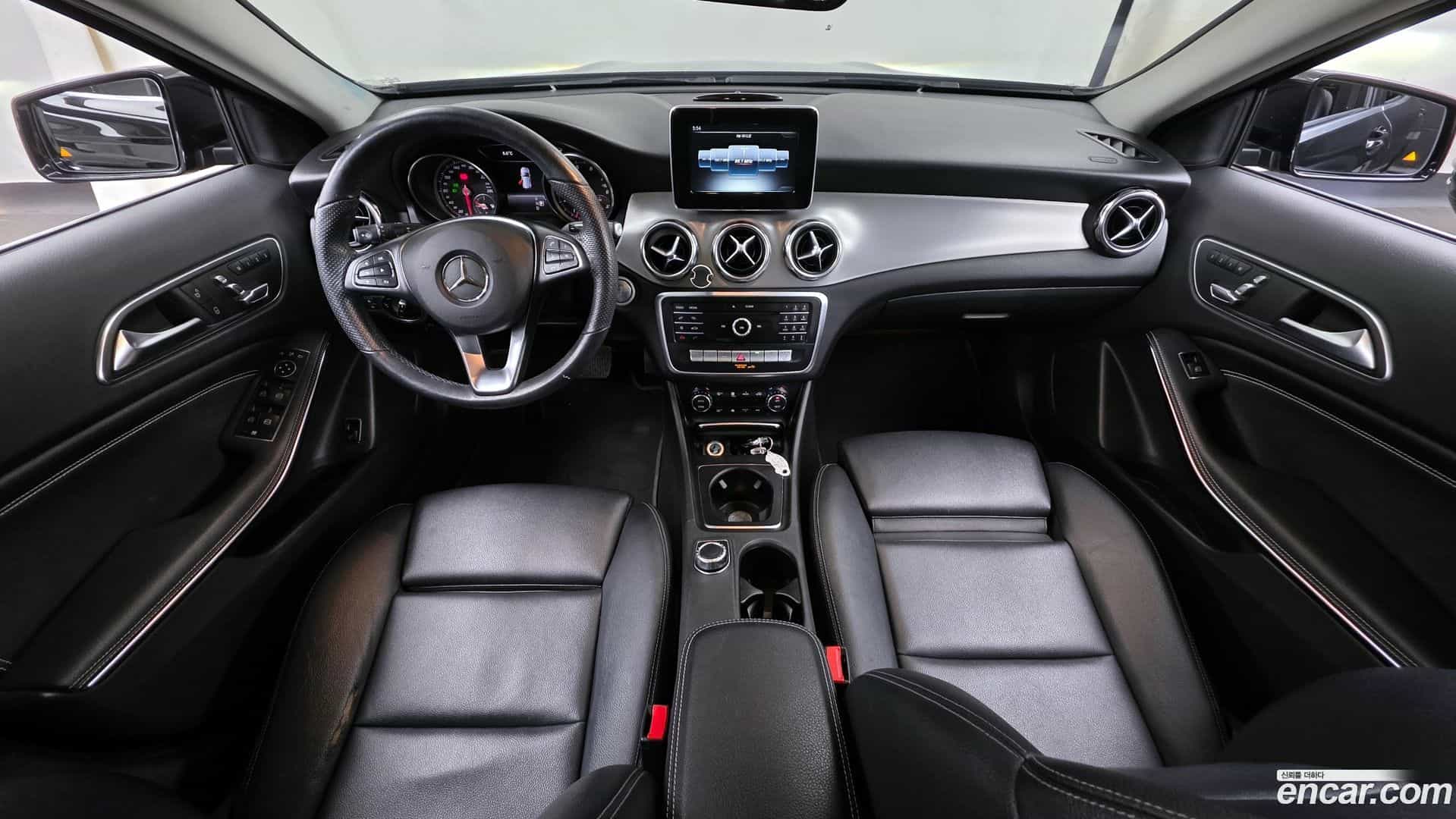 GLA-Class Mercedes-Benz 2018.8-INNER-007