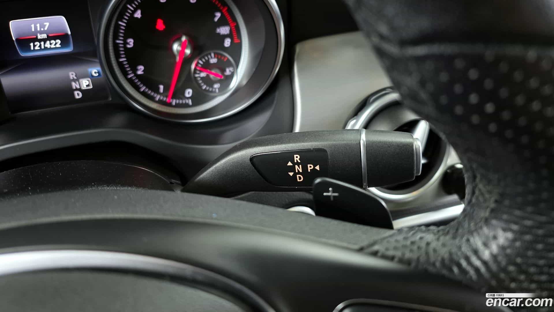 GLA-Class Mercedes-Benz 2018.8-INNER-009