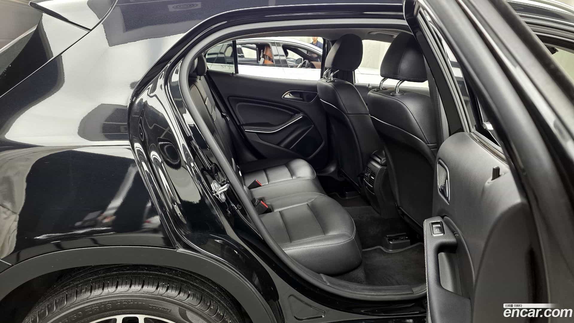 GLA-Class Mercedes-Benz 2018.8-OPTION-016