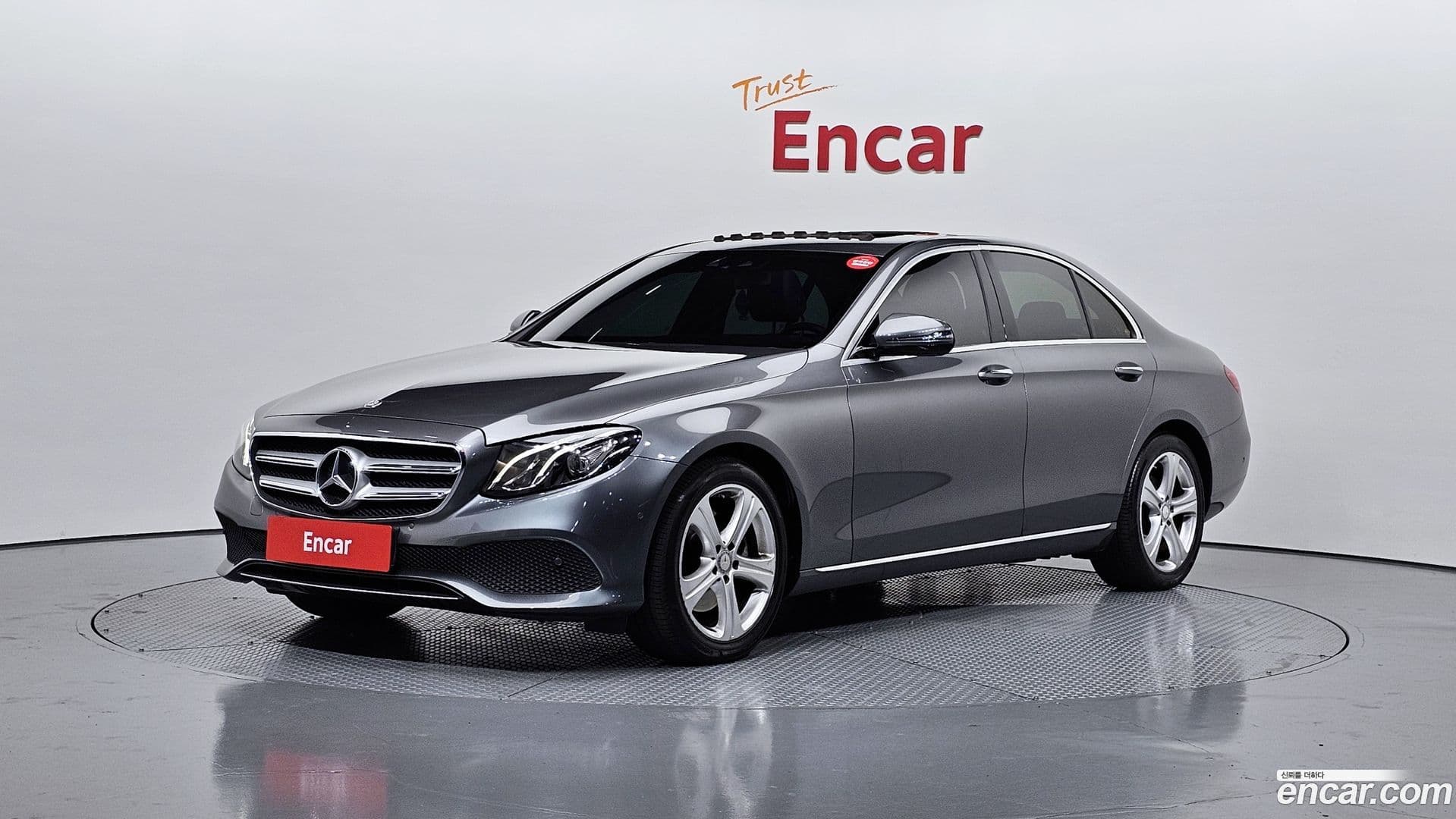 Main__Slider__Photo:E-Class Mercedes-Benz 2016.11-0