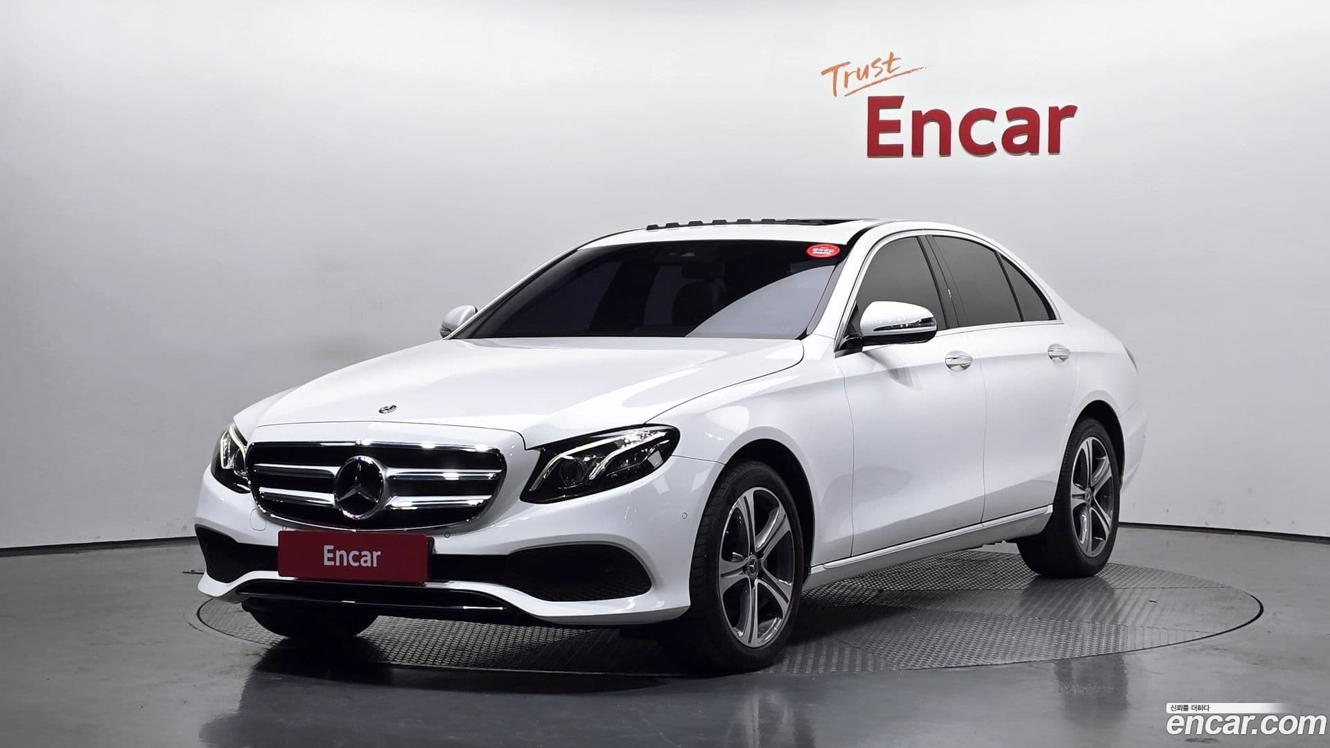 Main__Slider__Photo:E-Class Mercedes-Benz 2019.5-0