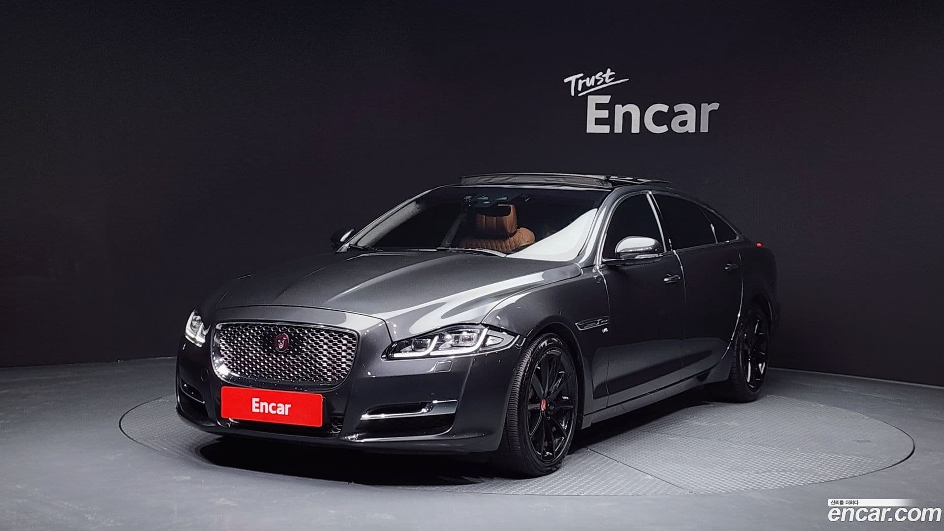 Main__Slider__Photo:XJ Jaguar 2019.5-0