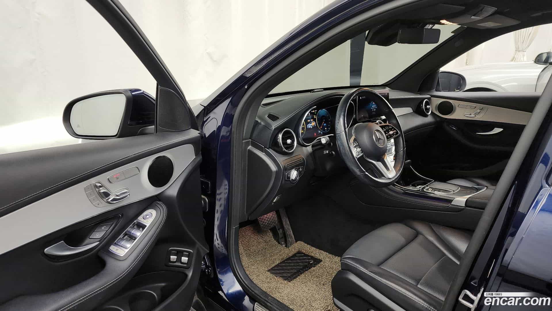 GLC-Class Mercedes-Benz 2020.11-INNER-010