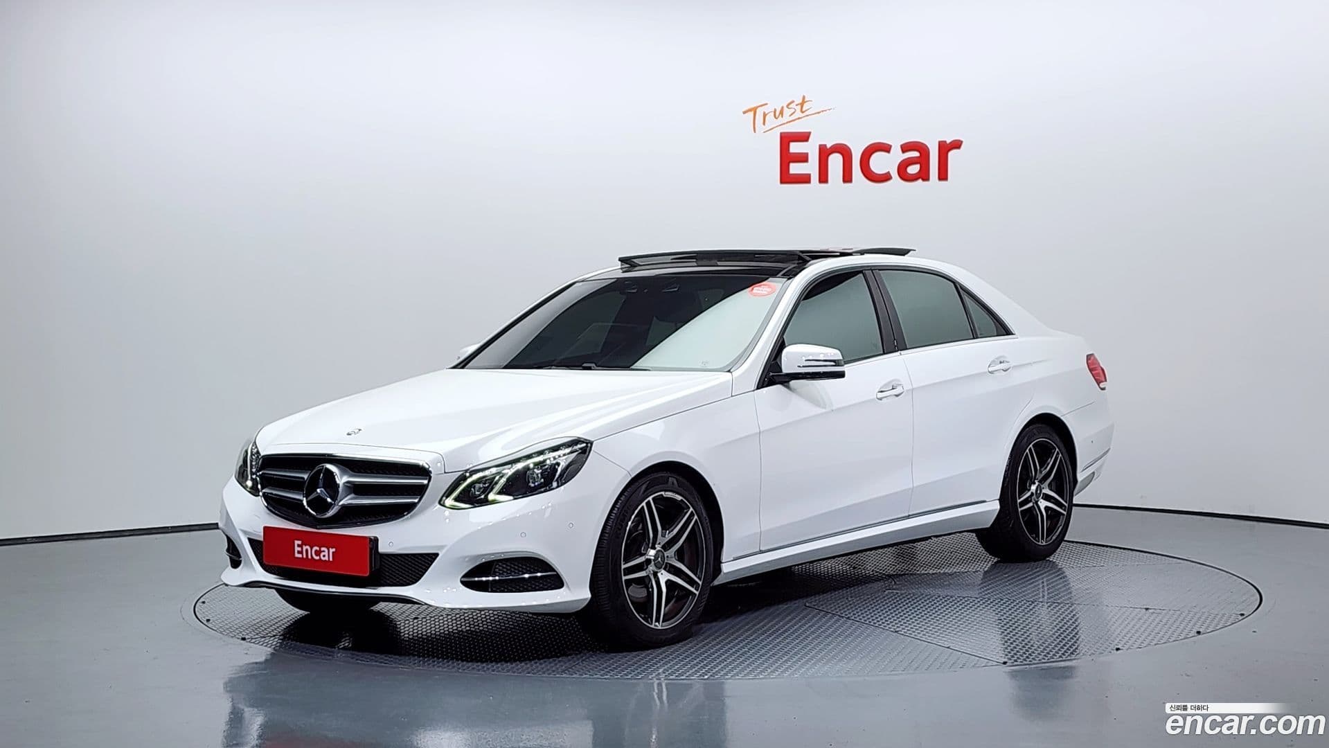 Main__Slider__Photo:E-Class Mercedes-Benz 2014.7-0