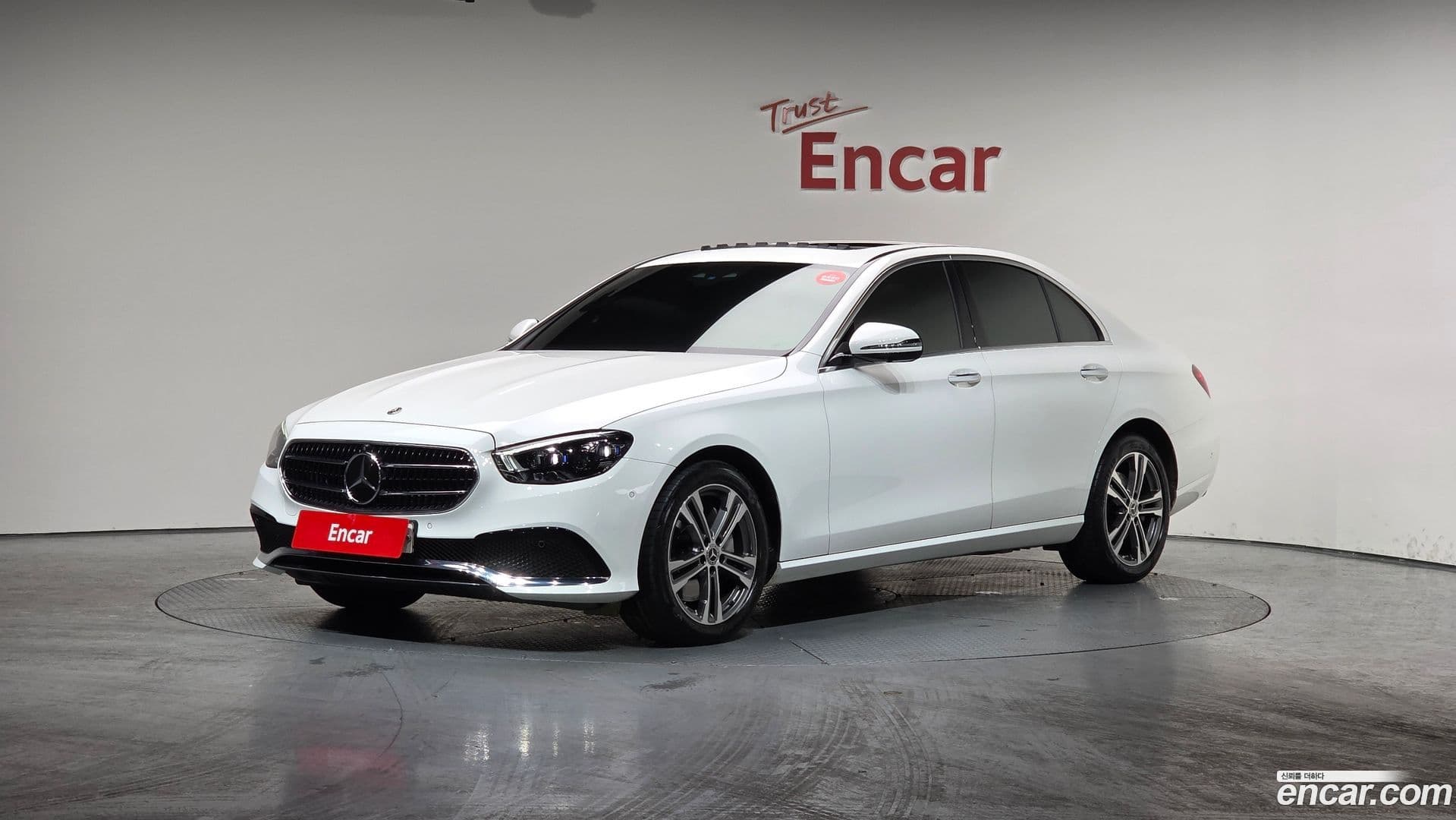Main__Slider__Photo:E-Class Mercedes-Benz 2022.4-0