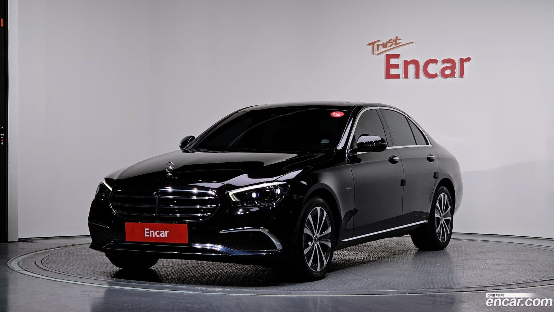 Main__Slider__Photo:E-Class Mercedes-Benz 2020.11-0