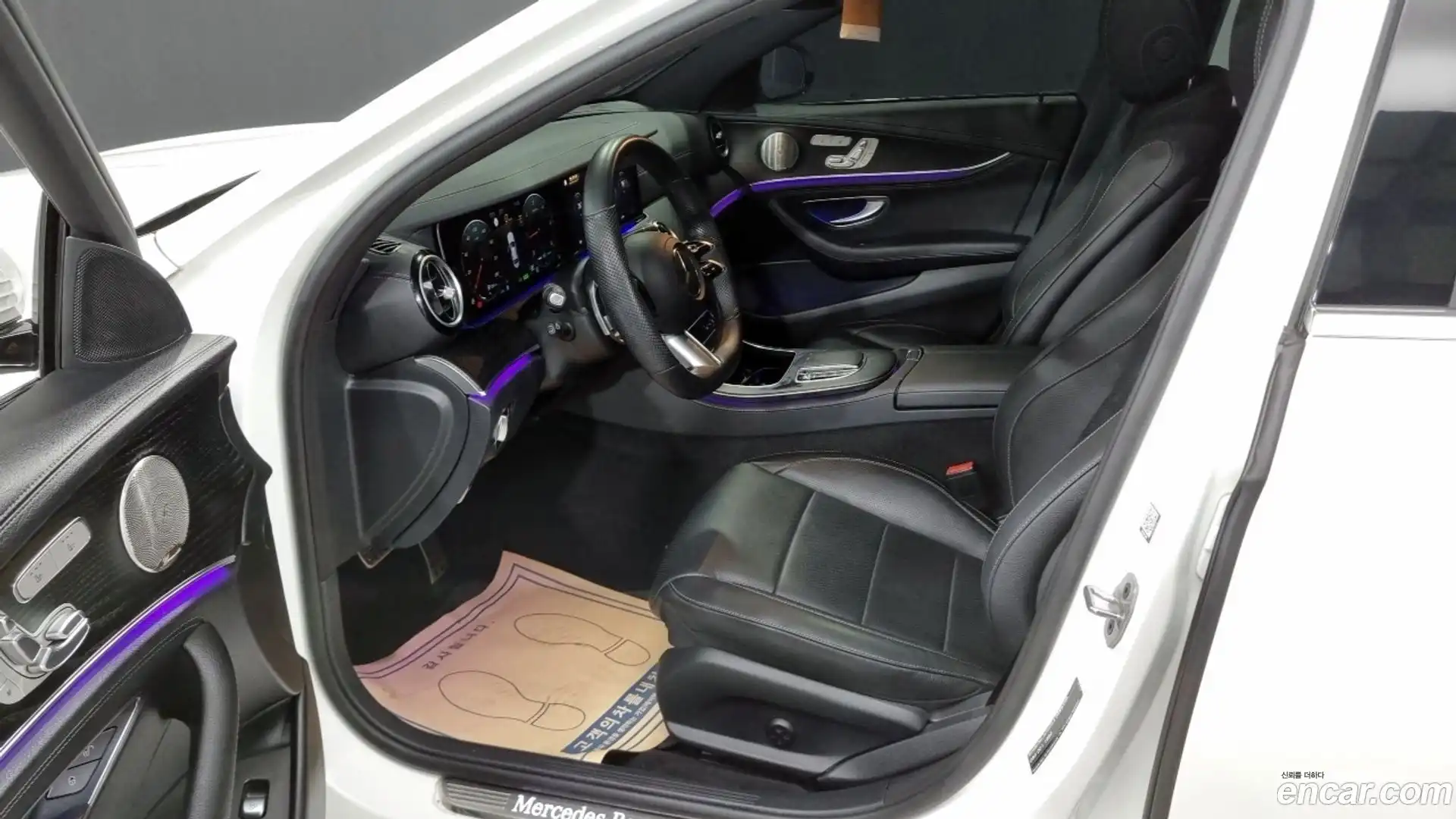 E-Class Mercedes-Benz 2022.8-INNER-010