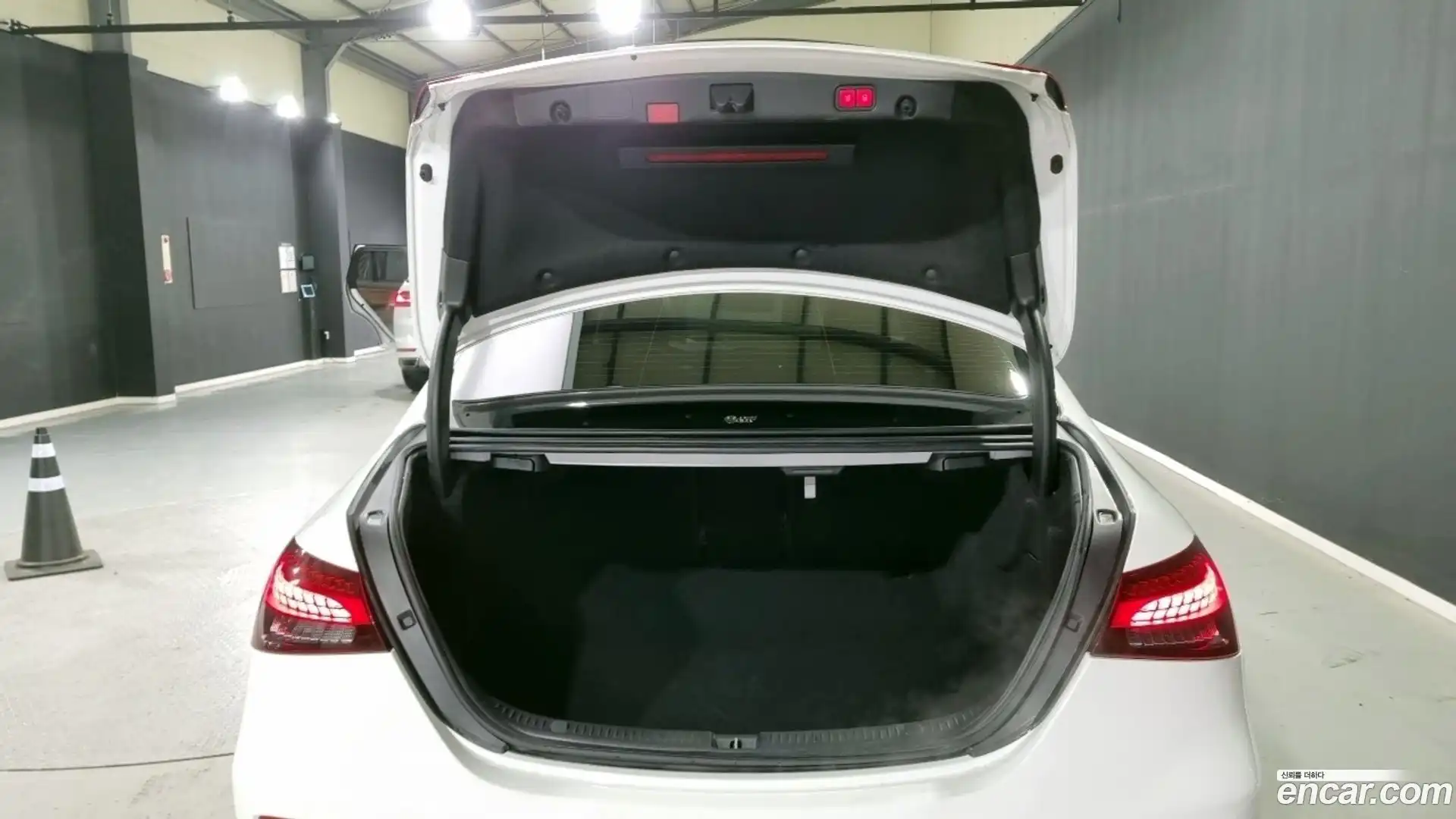 E-Class Mercedes-Benz 2022.8-OPTION-022