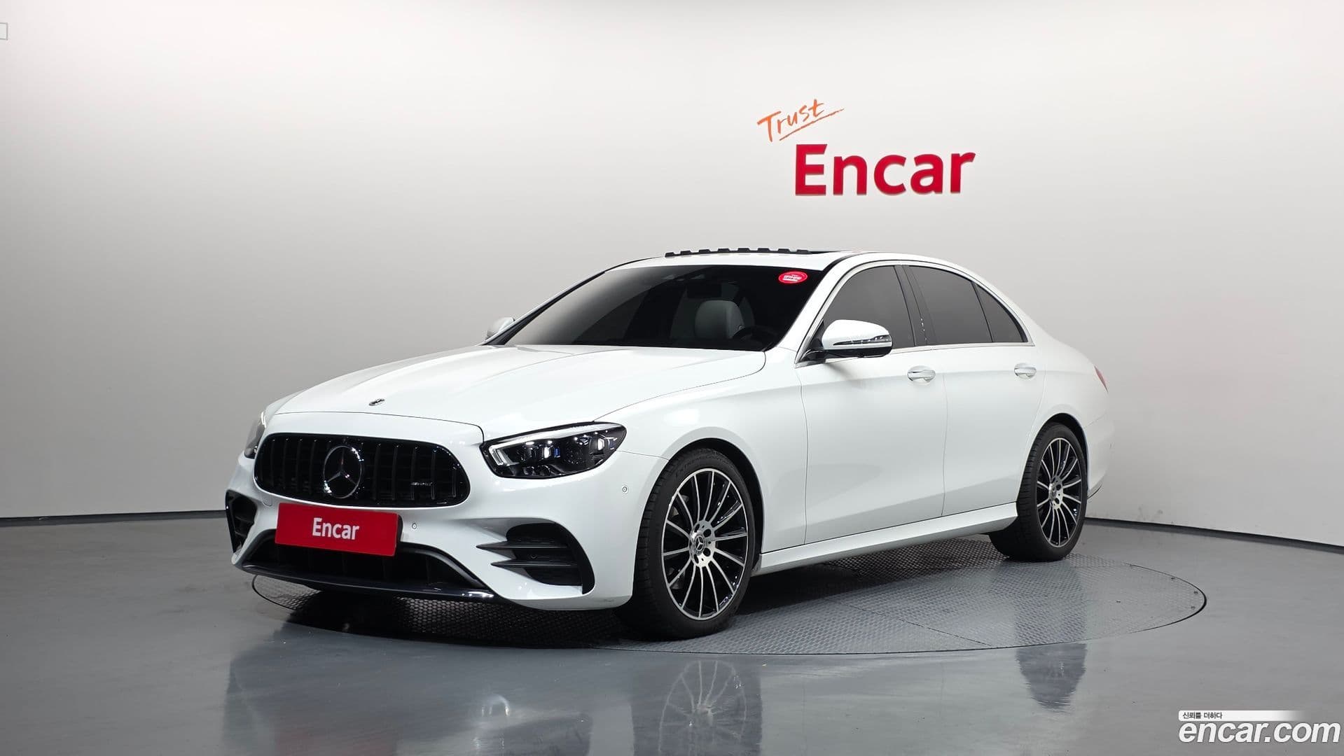 Main__Slider__Photo:E-Class Mercedes-Benz 2023.9-0