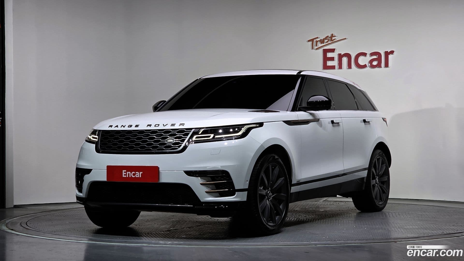 Main__Slider__Photo:Range Rover Velar Land Rover 2017.10-0