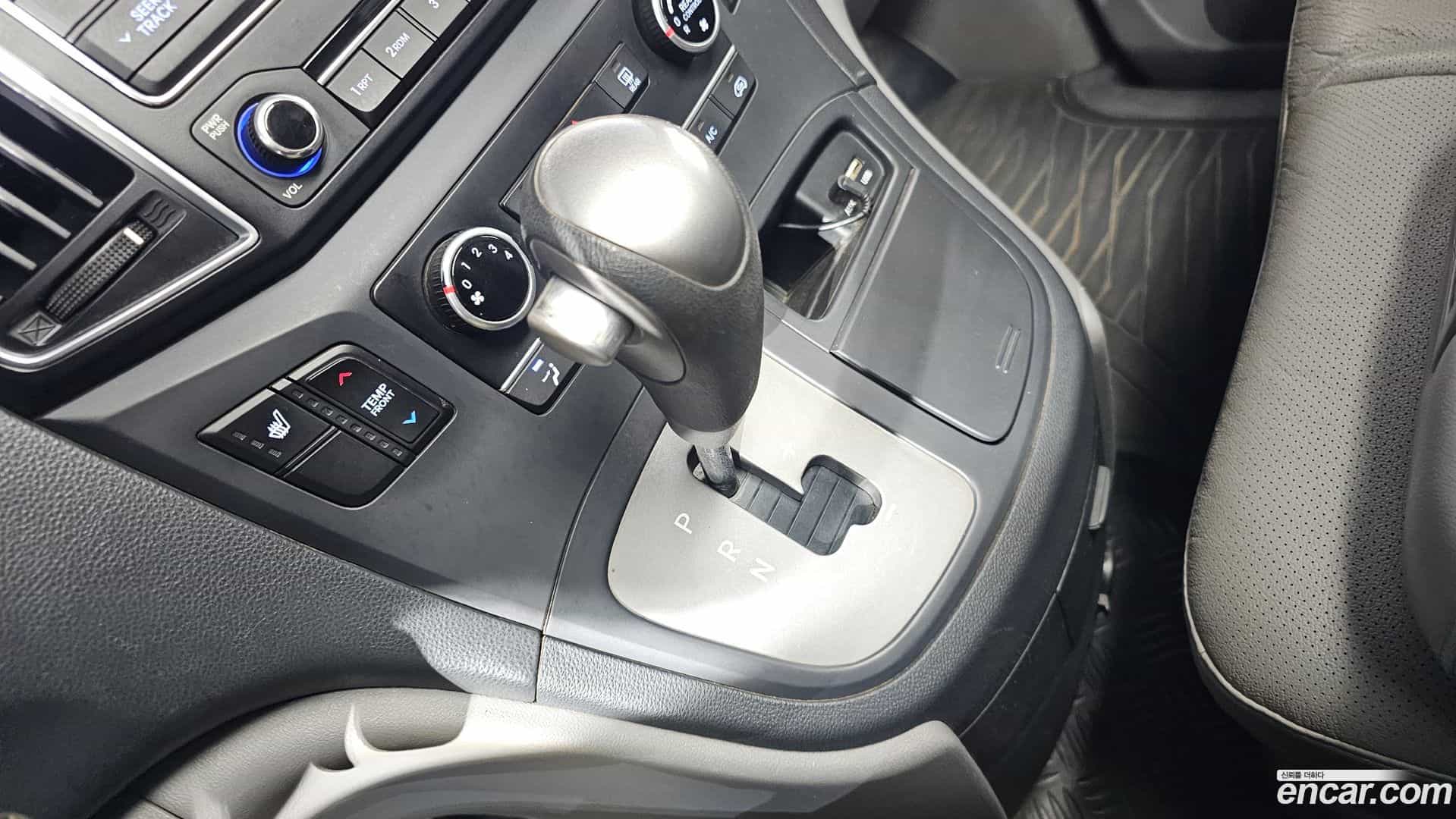 Starex Hyundai 2016.0-INNER-009