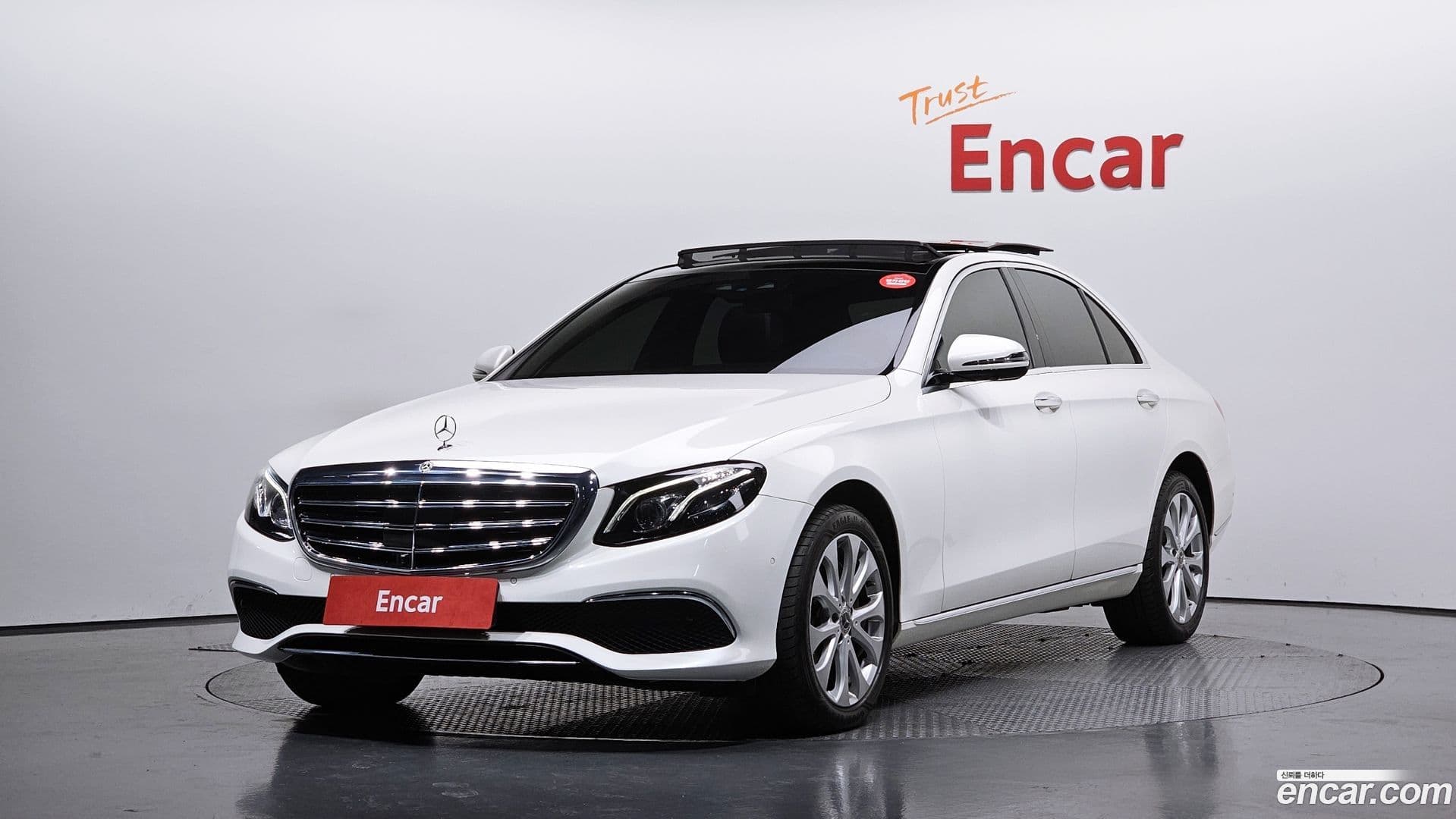 Main__Slider__Photo:E-Class Mercedes-Benz 2017.5-0