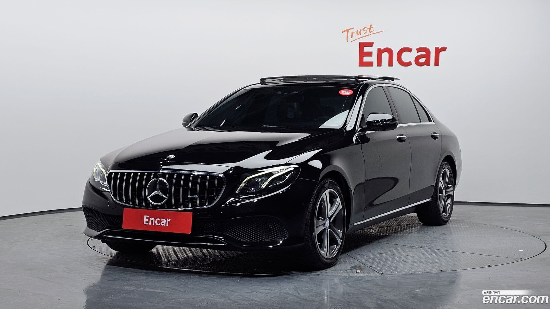 Main__Slider__Photo:E-Class Mercedes-Benz 2016.10-0
